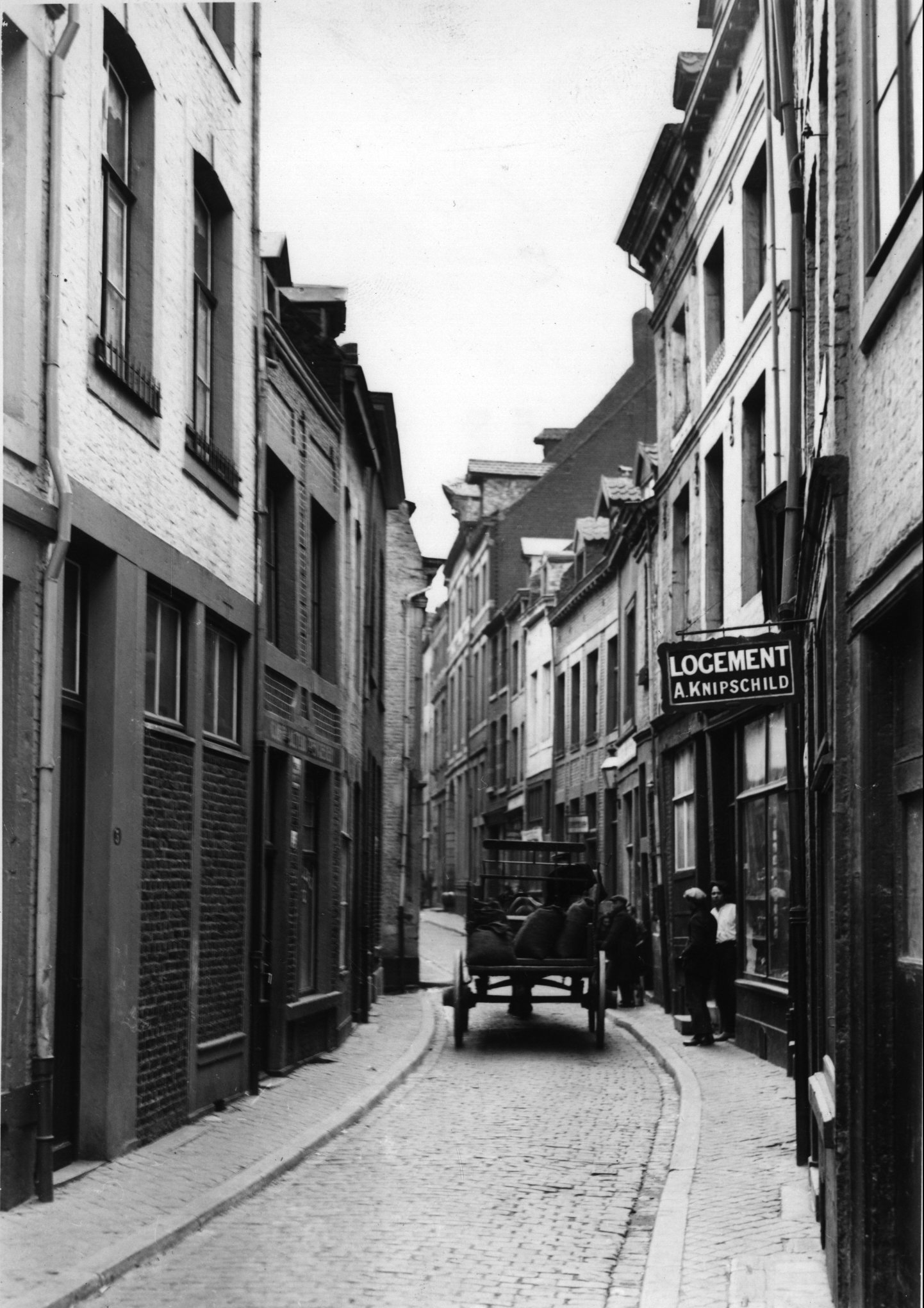 Stokstraat met logement Knipschild op nr. 26/28 [RCE]