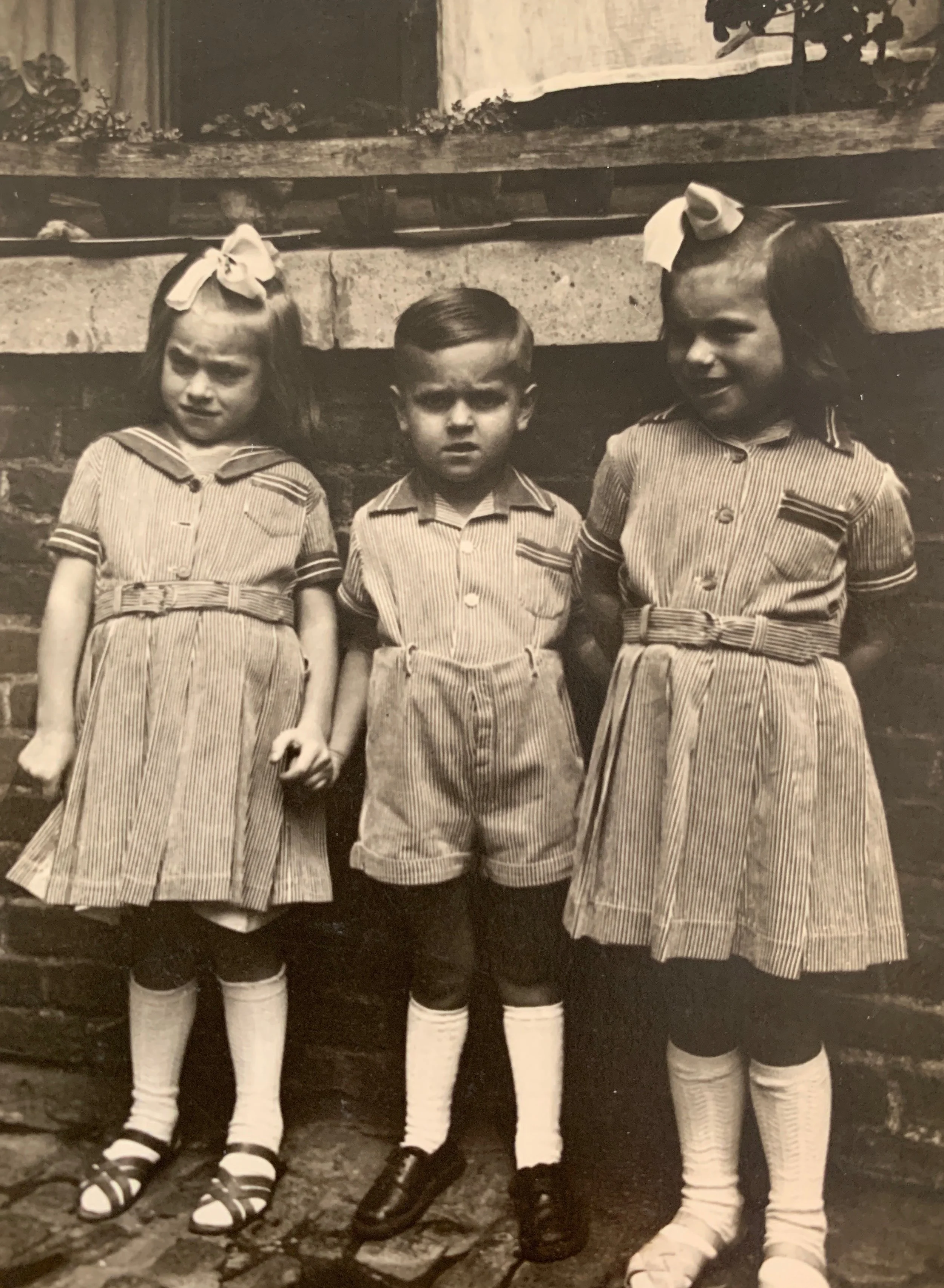 Tineke Leenders (links) met twee zusjes, ca. 1953 [TL/FB]