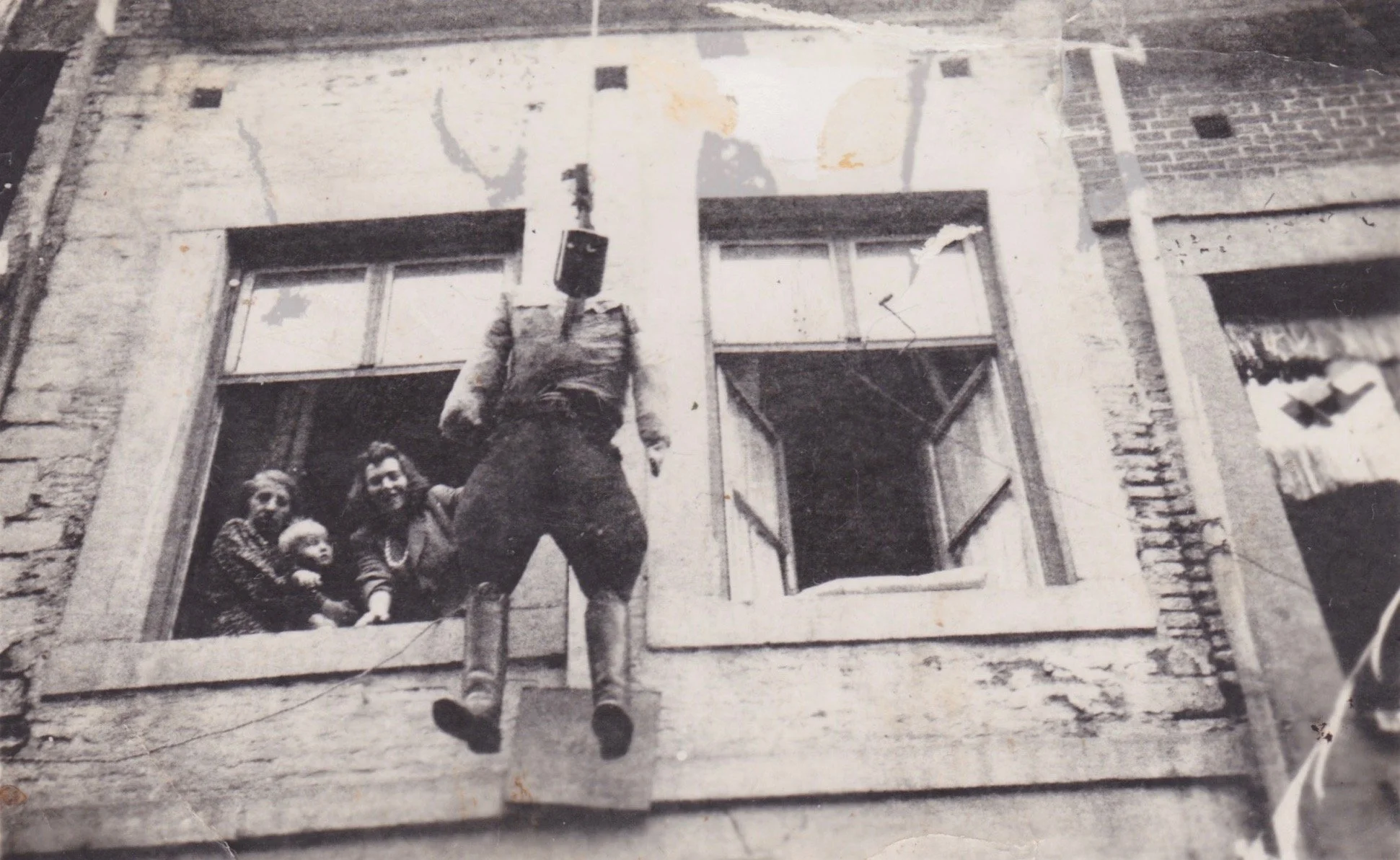 Café Kempeners, Hitler opgehangen bij bevrijdingsfeesten 1945 [CK]