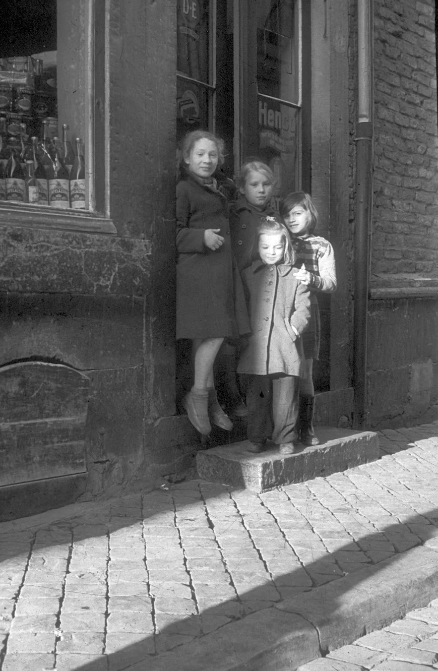 Winkeltje Bams, kinderen voor de deur, jaren vijftig [WS]