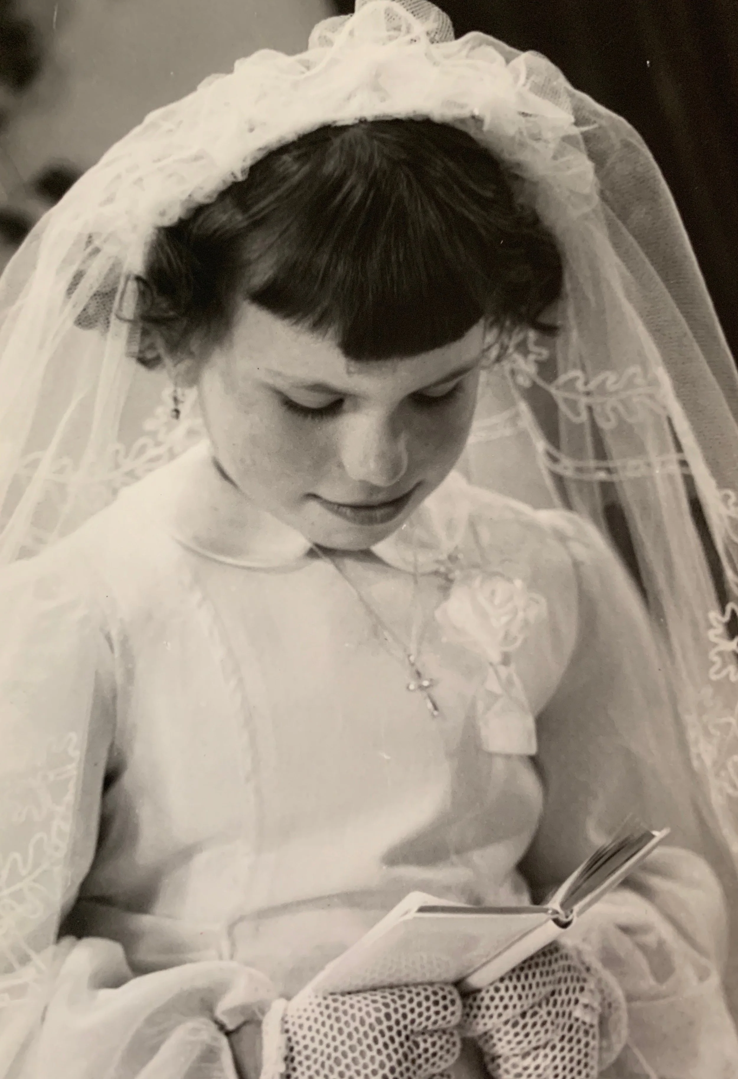 Tineke Leenders doet communie, ca. 1954 [TL/FB]