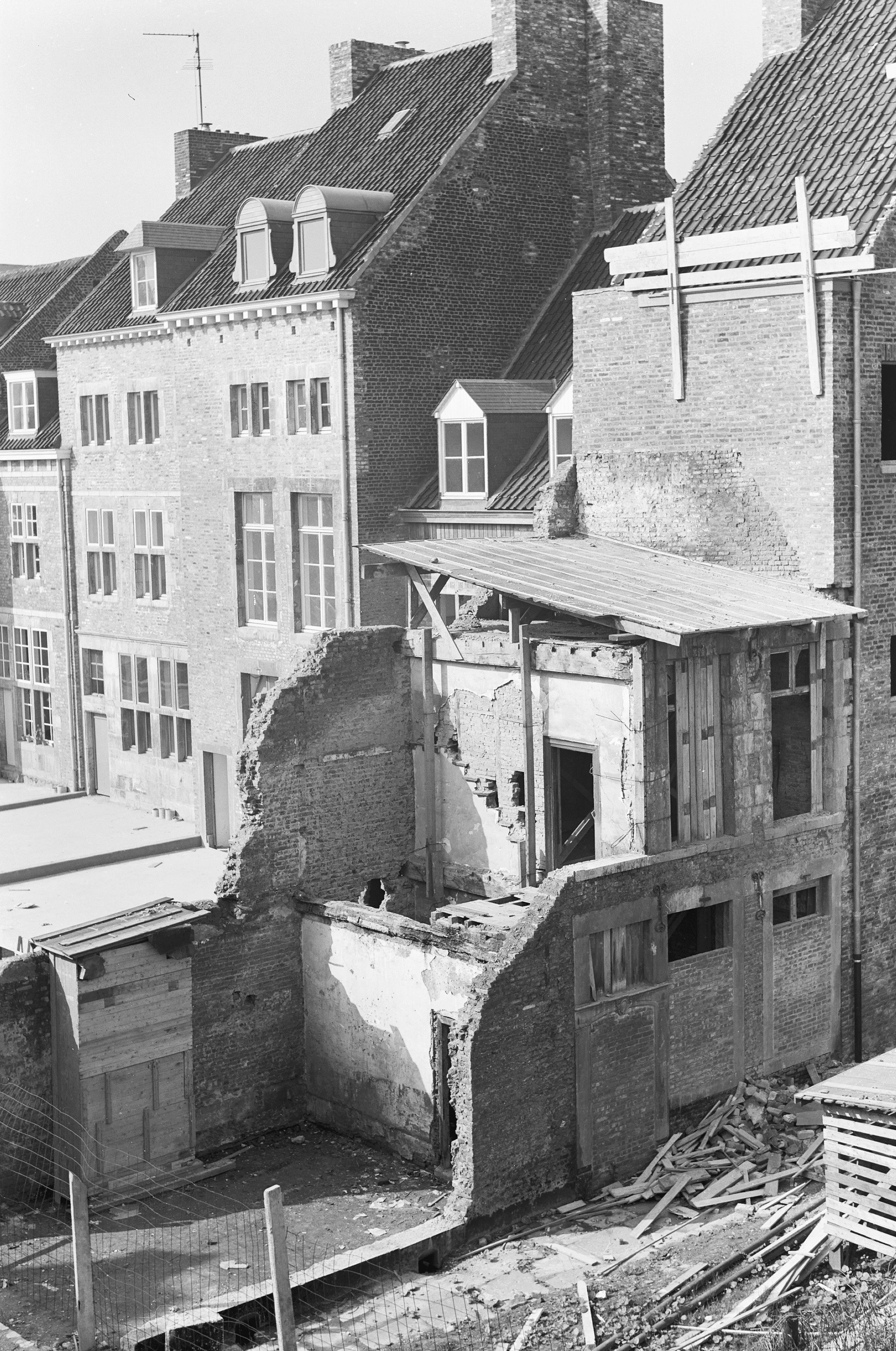 Achterbouw Stokstraat 23 wacht op restauratie, 1966 [HW/RCE]
