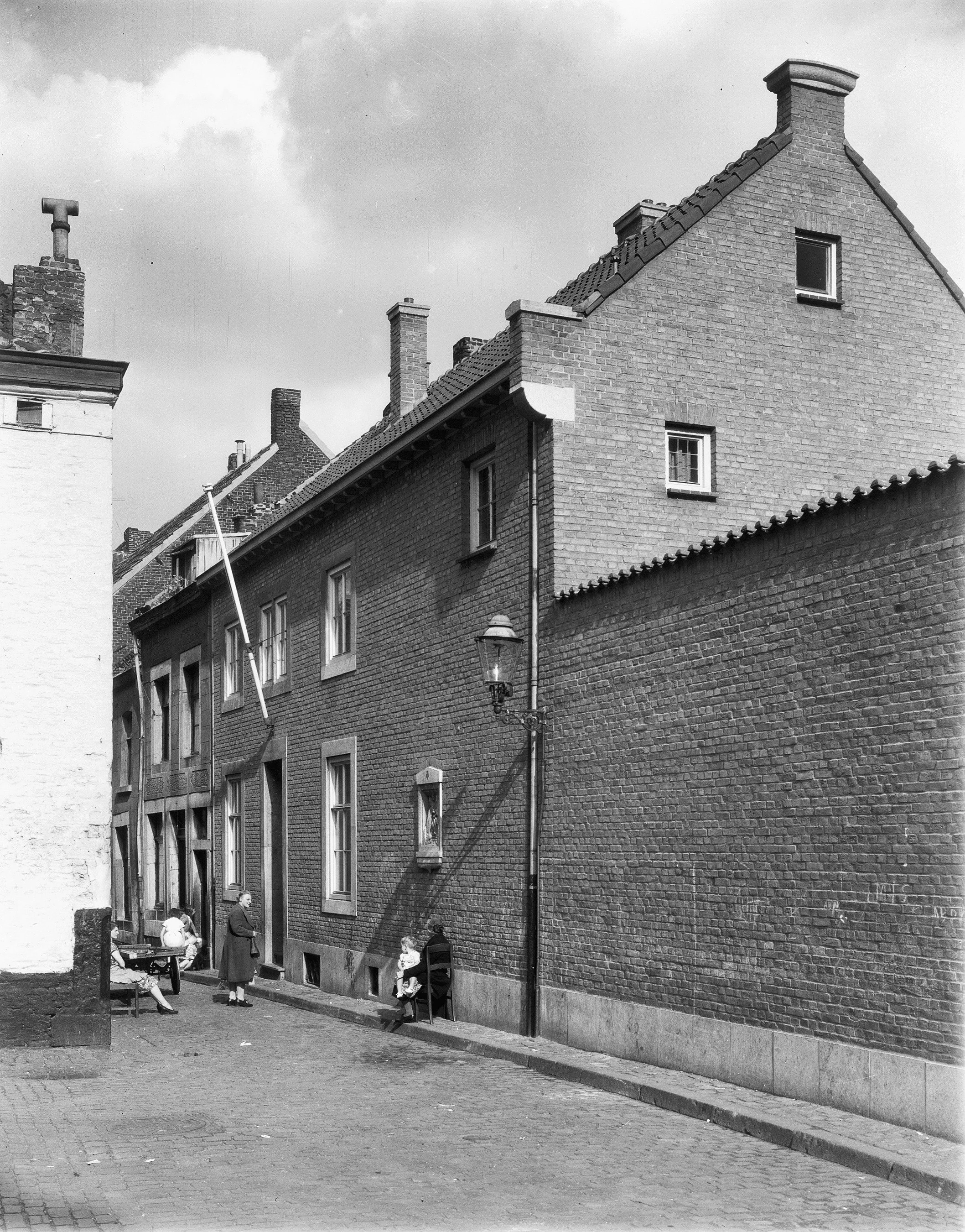 Bewoners Plankstraat bij herbouwde pastorie, 1954 [GTD/RCE]
