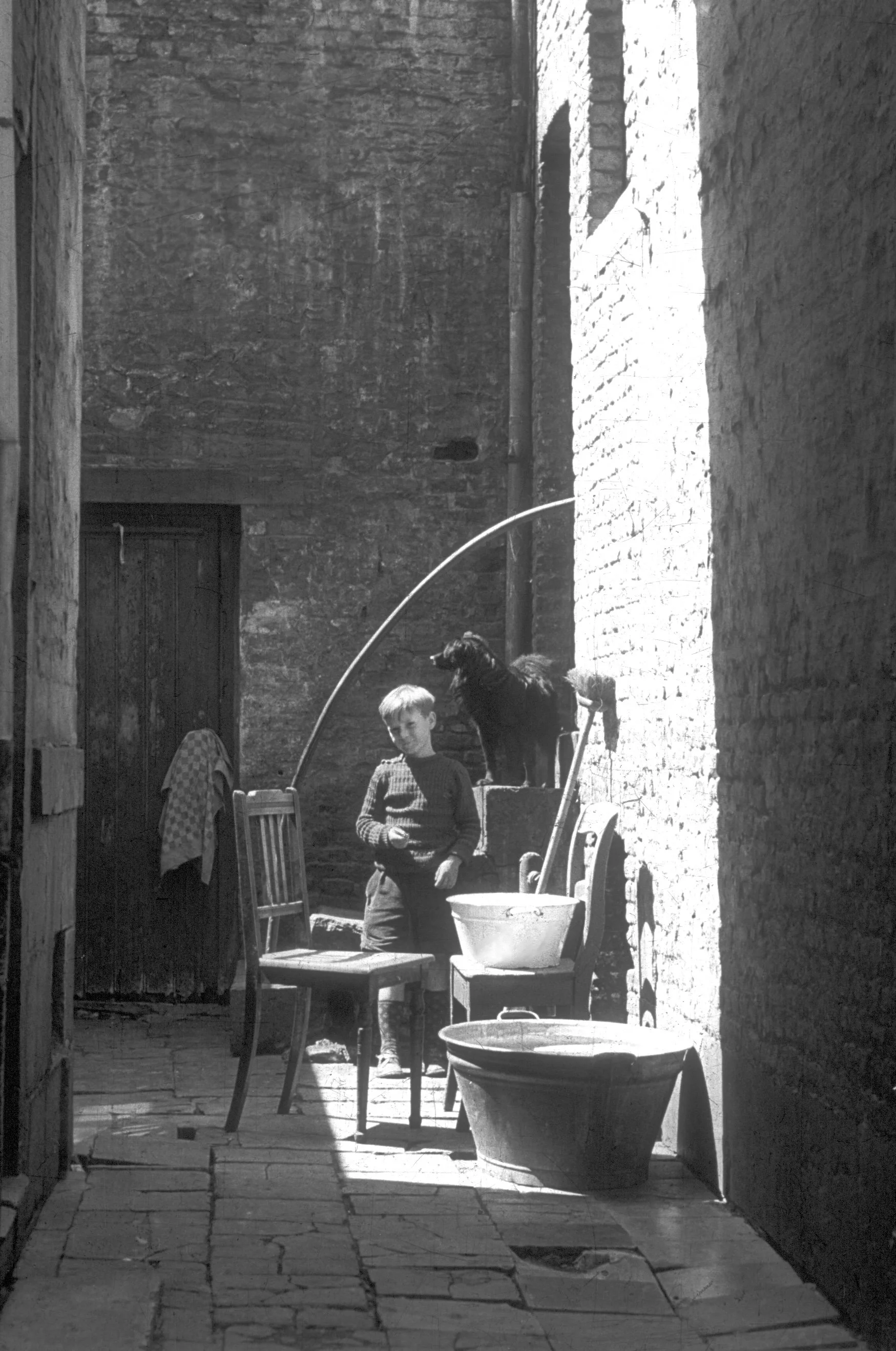 Jochie op binnenplaats Stokstraat 8, in 1957 ingestort, Ca. 1955 [WS]