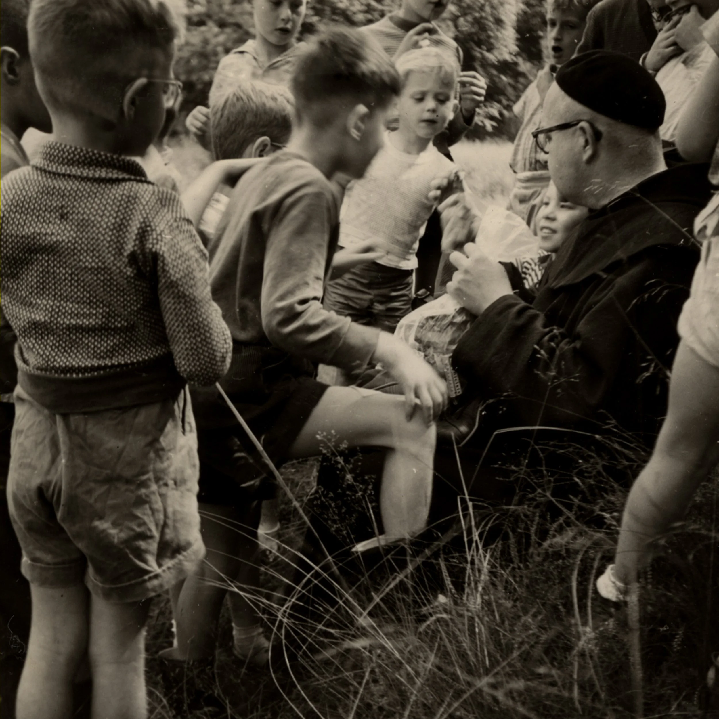 Castorius met kinderen op kamp Swalmen, ca. 1959 [PC]