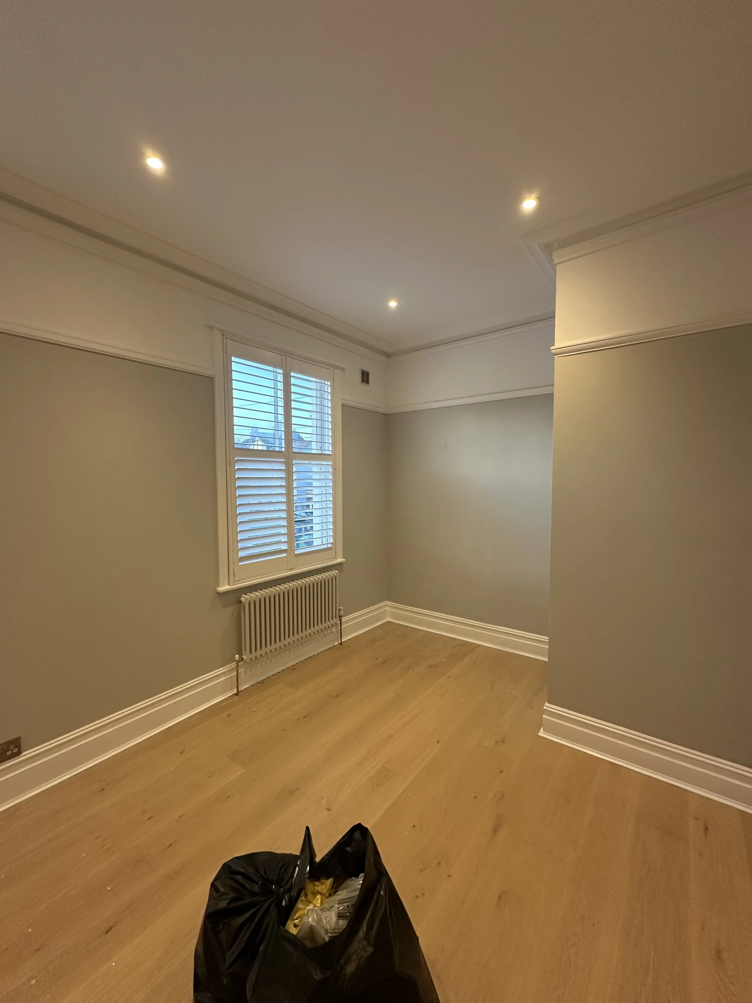 New plaster and picture rails. Windows, woodwork and skirting are all redecorated and given an extra-smooth finish. The walls are CovaPlus Vinyl, the woodwork is Johnstone's AquaGuard Satin, and the ceiling was Albany AF1. This was a buy to let HMO w