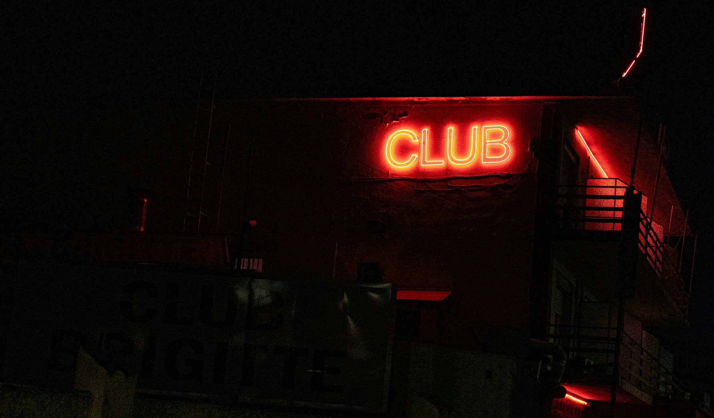 Blick auf den Eingang eines Clubs 