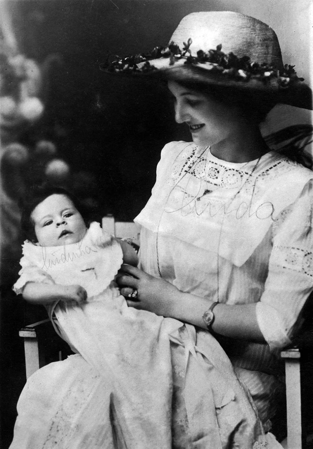Liddy com Zitú no colo (1912) 