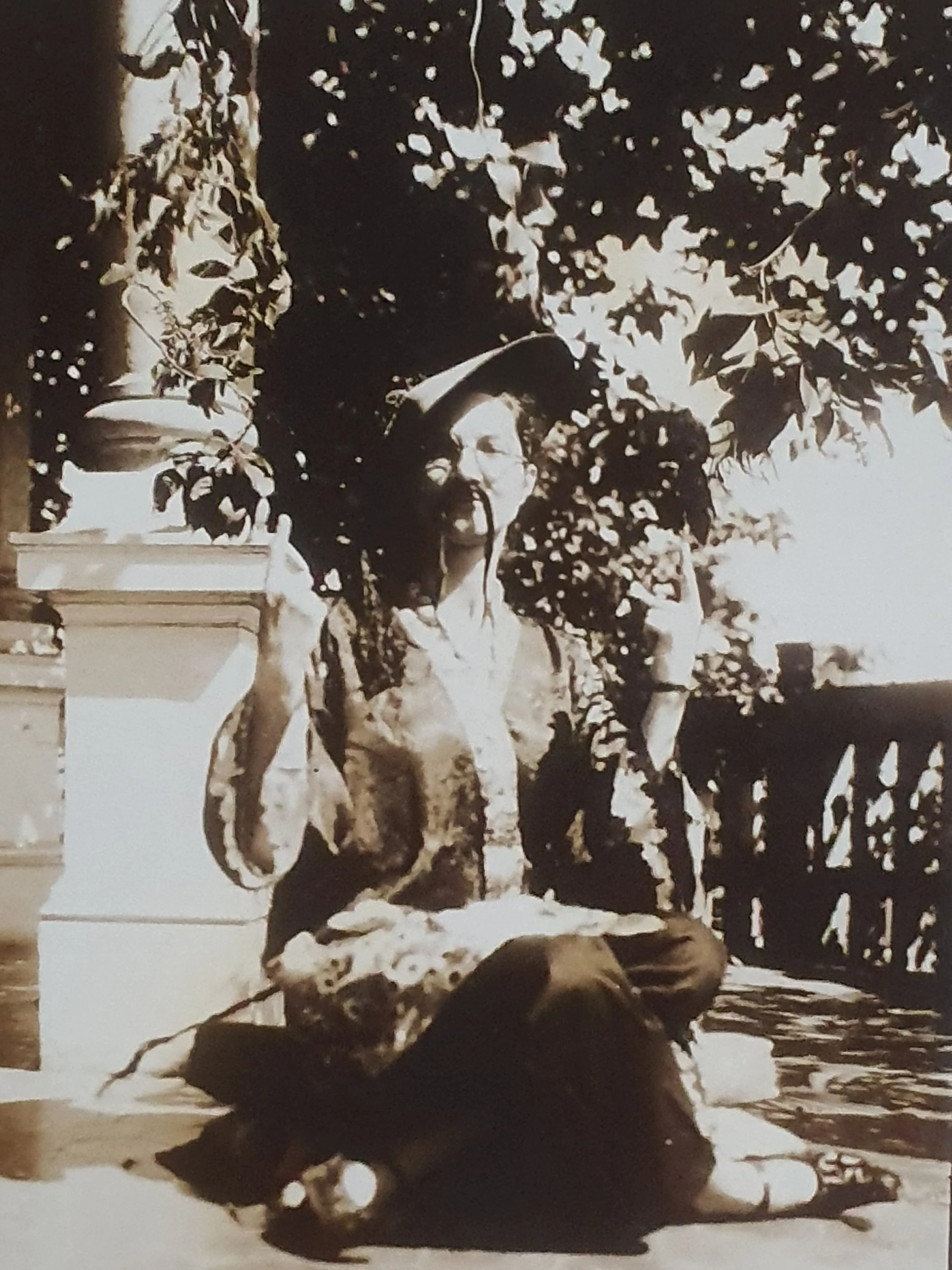 Liddy fantasiada na casa da Rua Padre João Manuel 