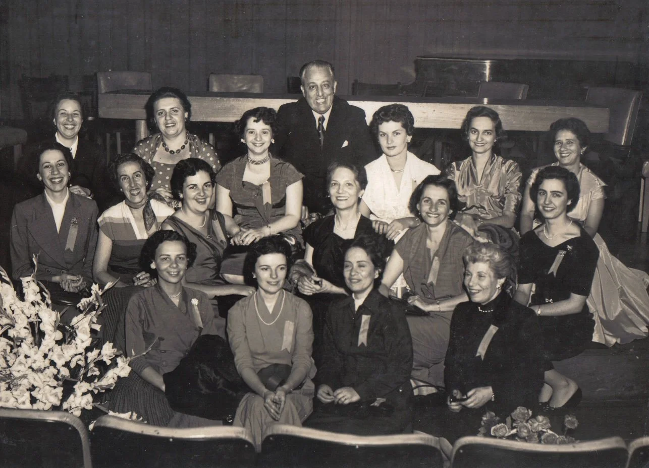 Francisco Mignone ao fundo e, abaixo dele, Liddy Chiaffarelli, de vestido preto (década de 1950) Acervo fotográfico do Conservatório Brasileiro de Música - Centro Universitário 