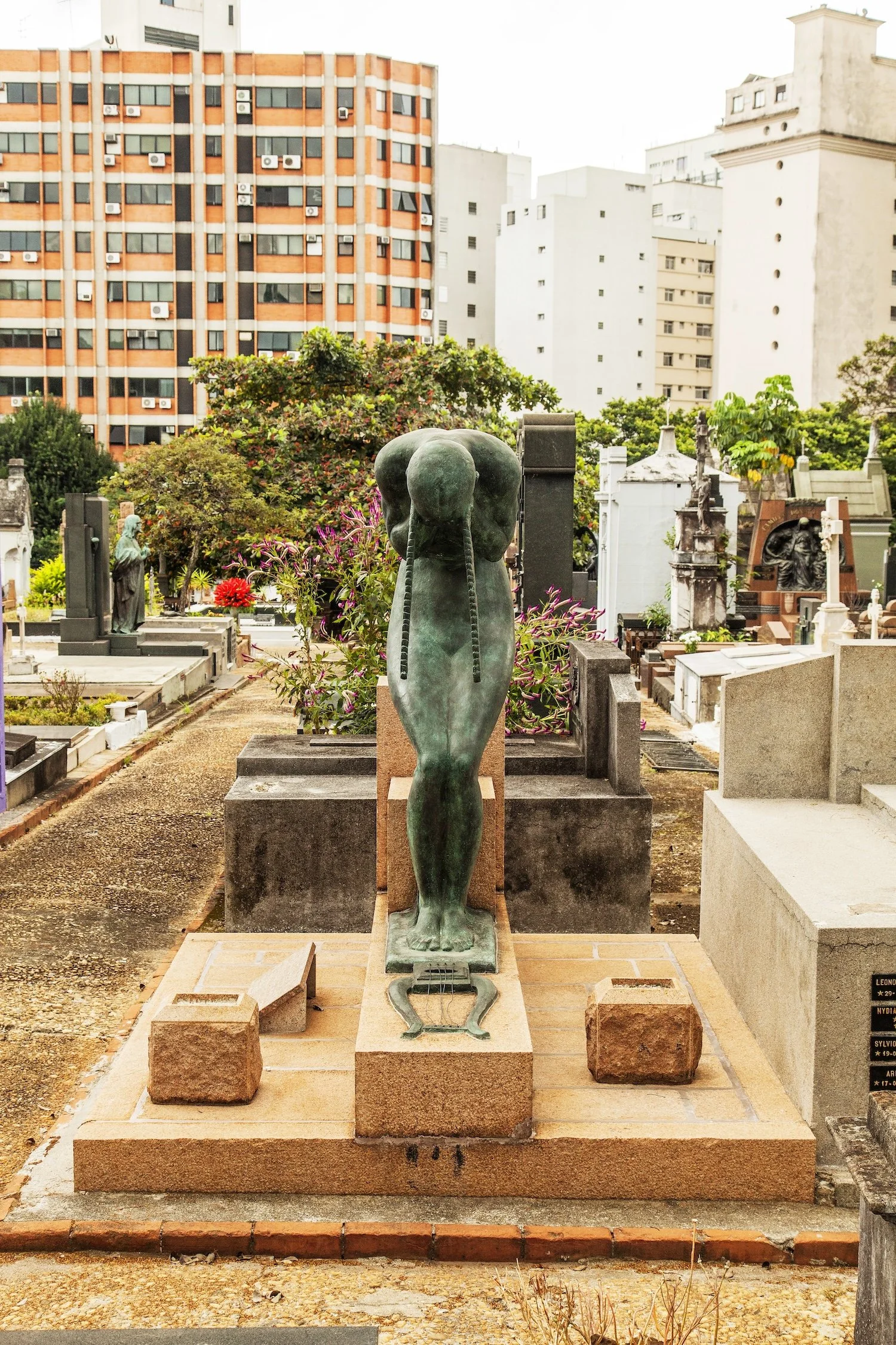 Túmulo Chiaffarelli, Cemitério da Consolação  com a imagem da escultura Euterpe 