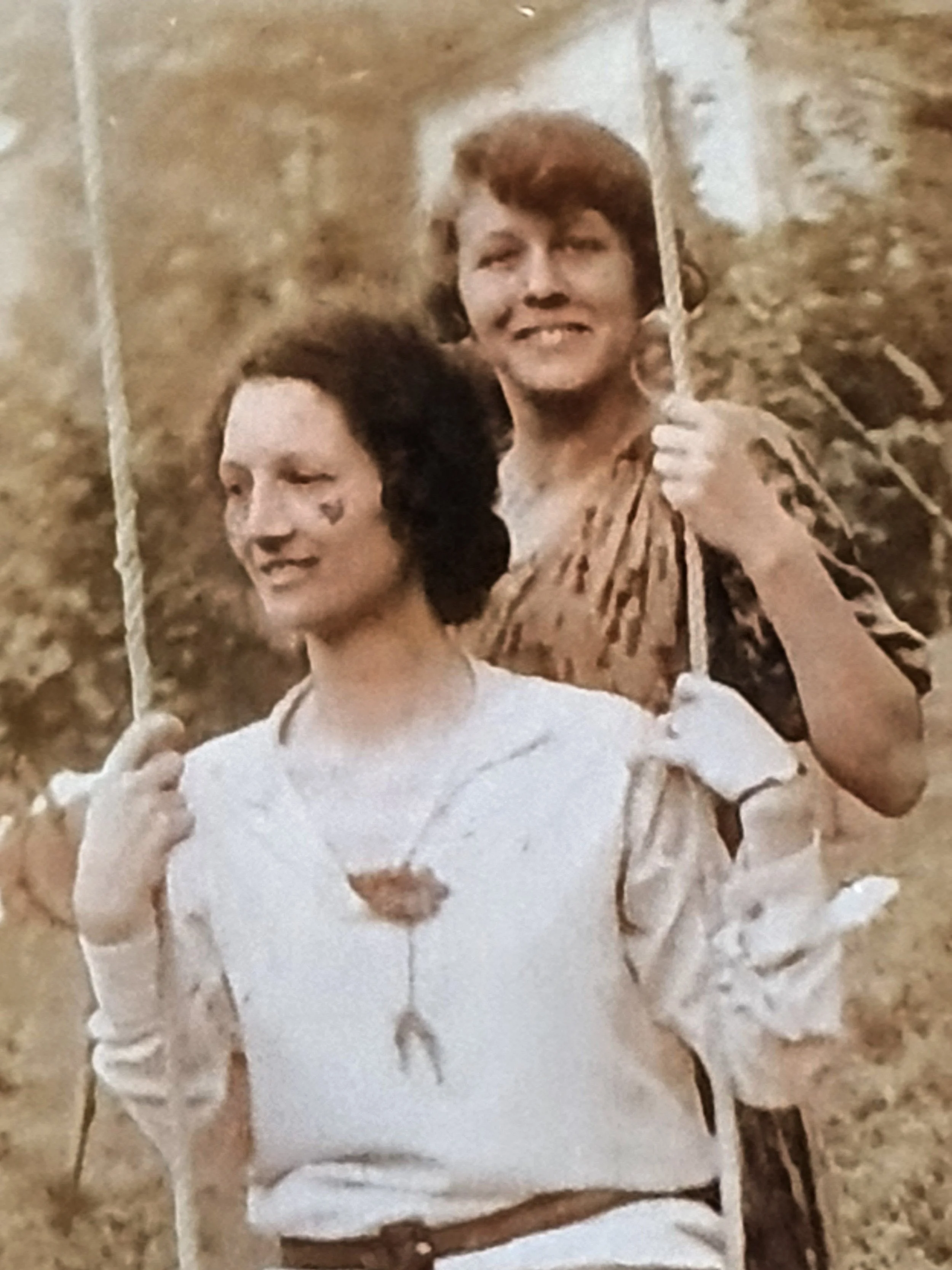 Elsa empurrando Liddy no balanço