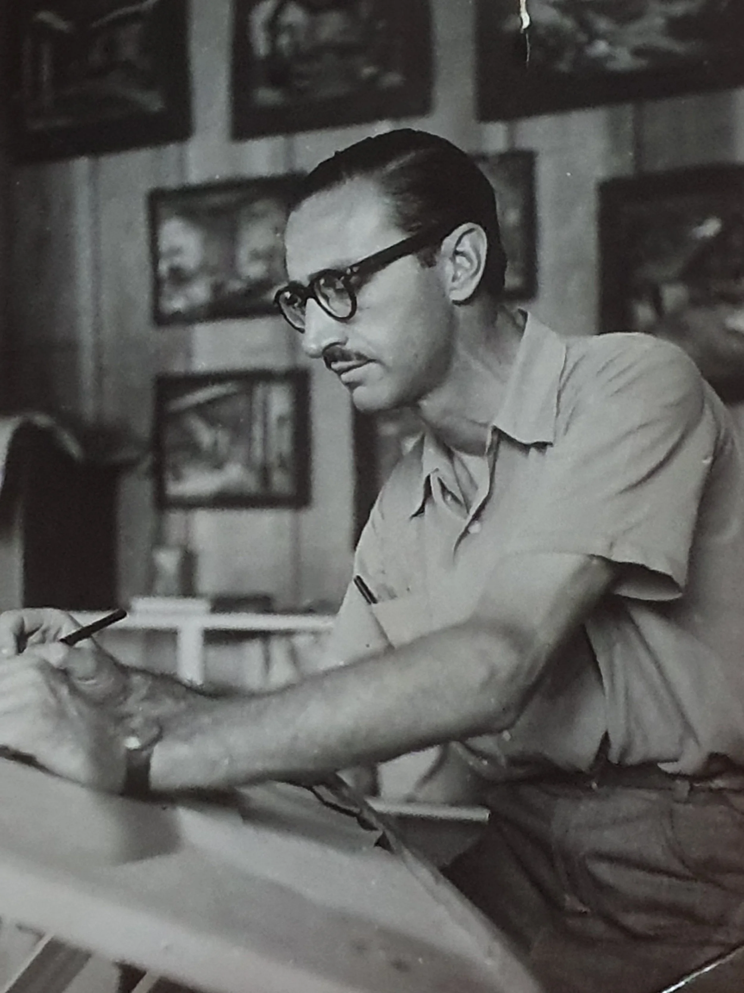 Franco desenhando cenários na década de 1950