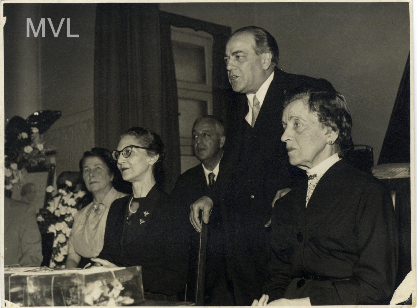 Comemoração do centenário de nascimento de Luigi Chiaffarelli, 1956 ( Liddy de óculos, atrás dela Francisco Mignone e em pé Villa Lobos ) 