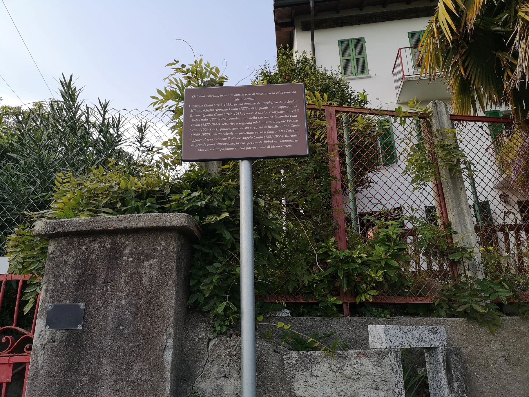 A placa com a casa Torretta ao fundo 