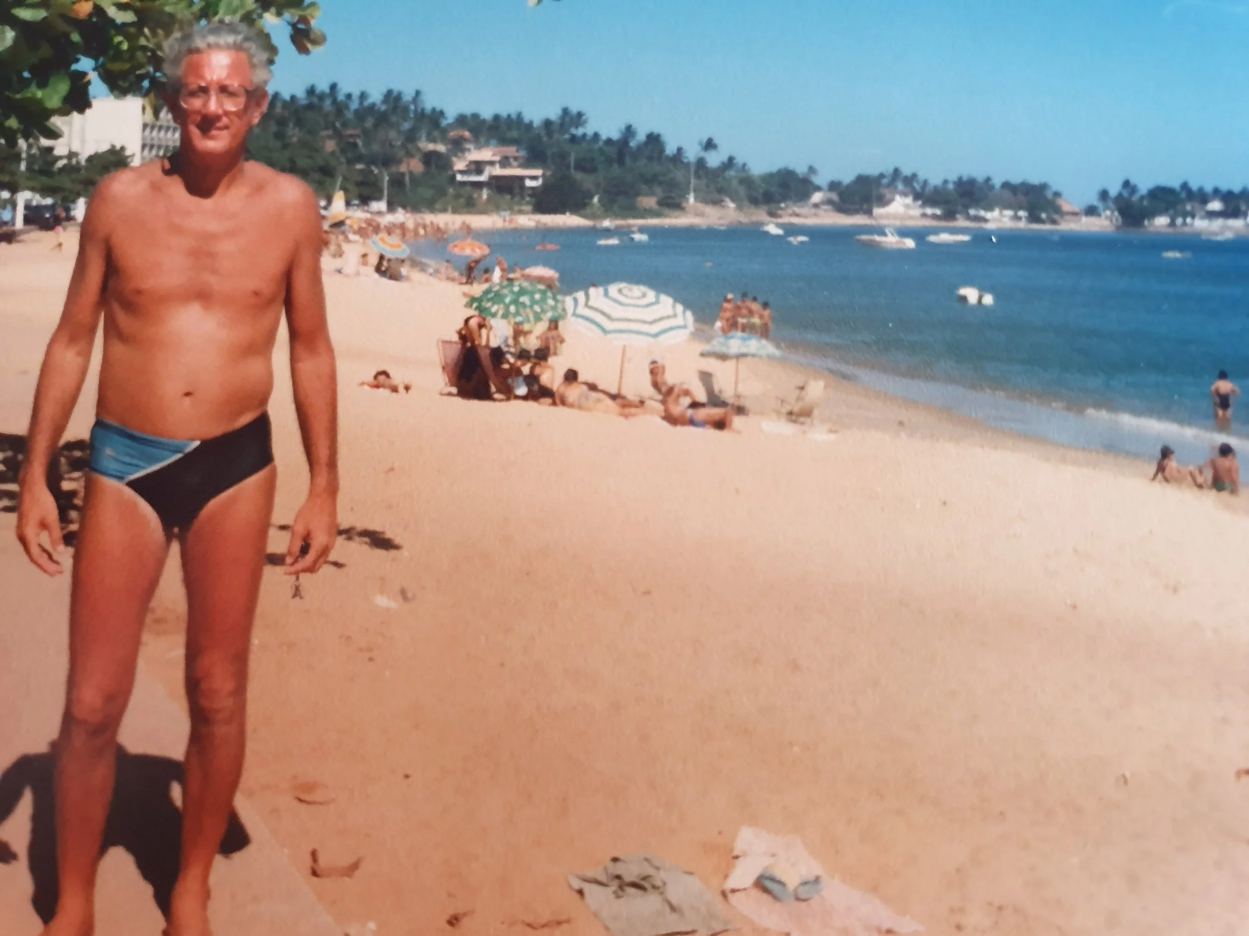  Mário na praia de Carapebus, Vitória (década de 1980)