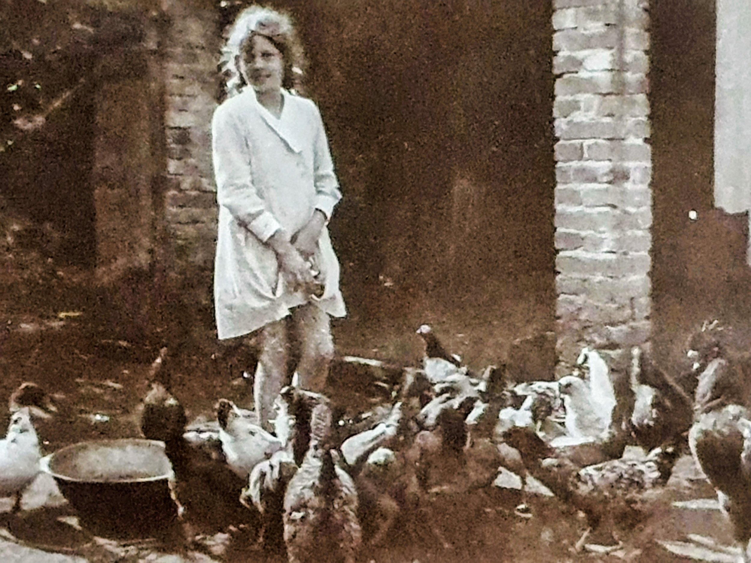 Elsa com as galinhas (1926)