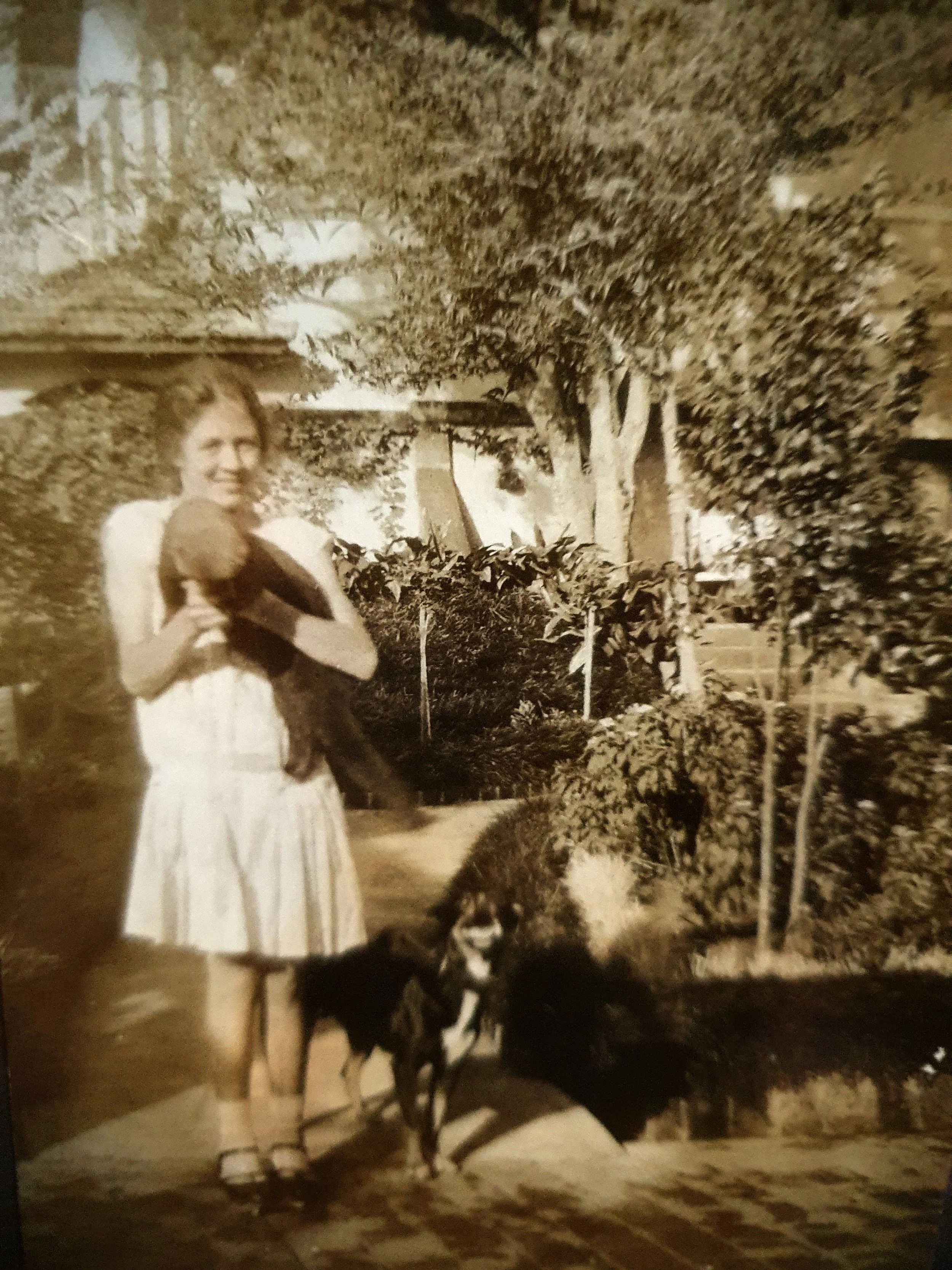 Elsa com sua lontra (1927)