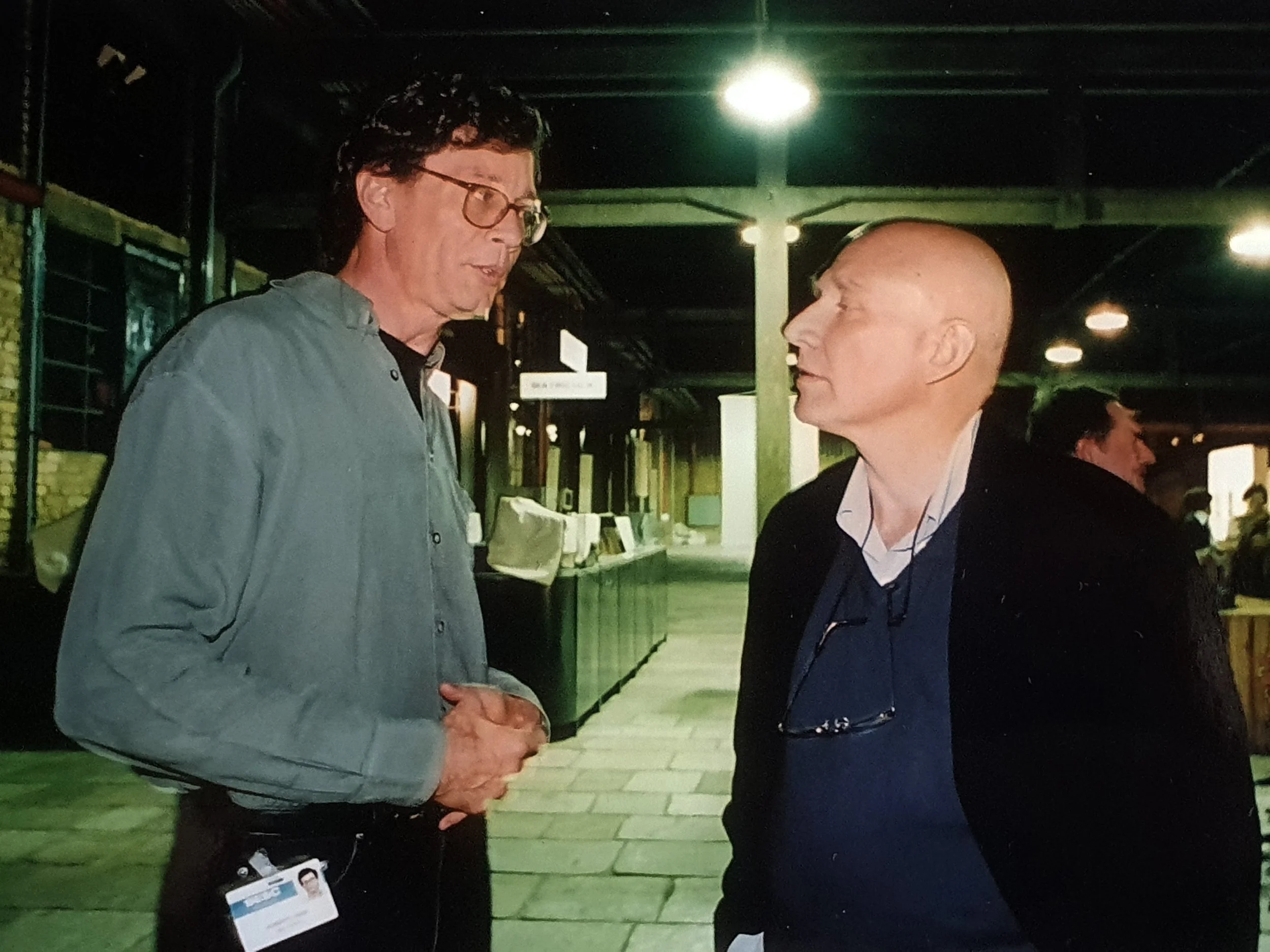 Roberto e Sebastião Salgado, durante produção da exposição Êxodos (2000)