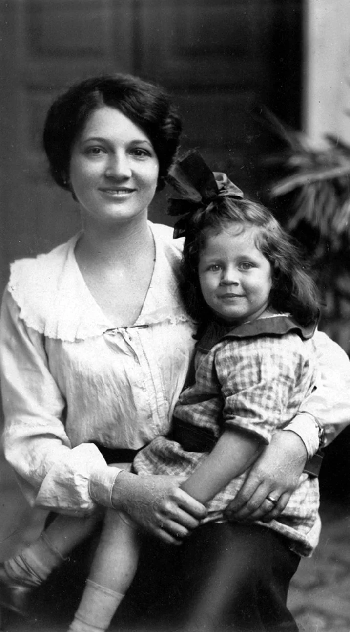 Liddy com Zitú no colo (1915) 