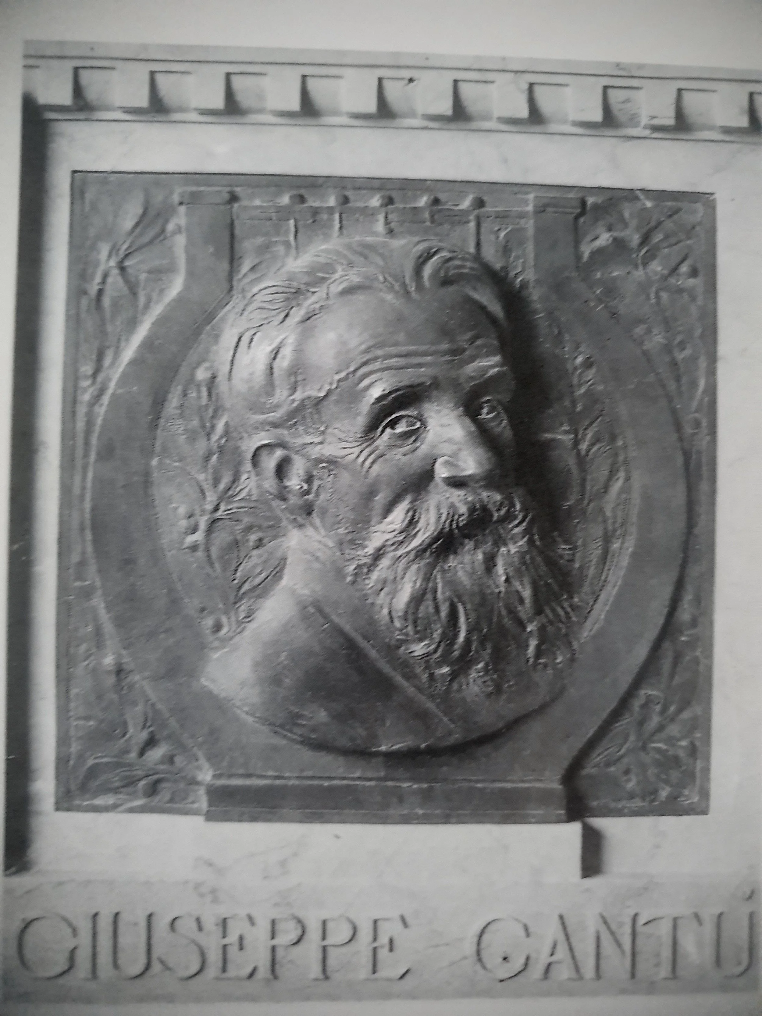 escultura sepulcral dedicada ao musicista Giuseppe Cantù