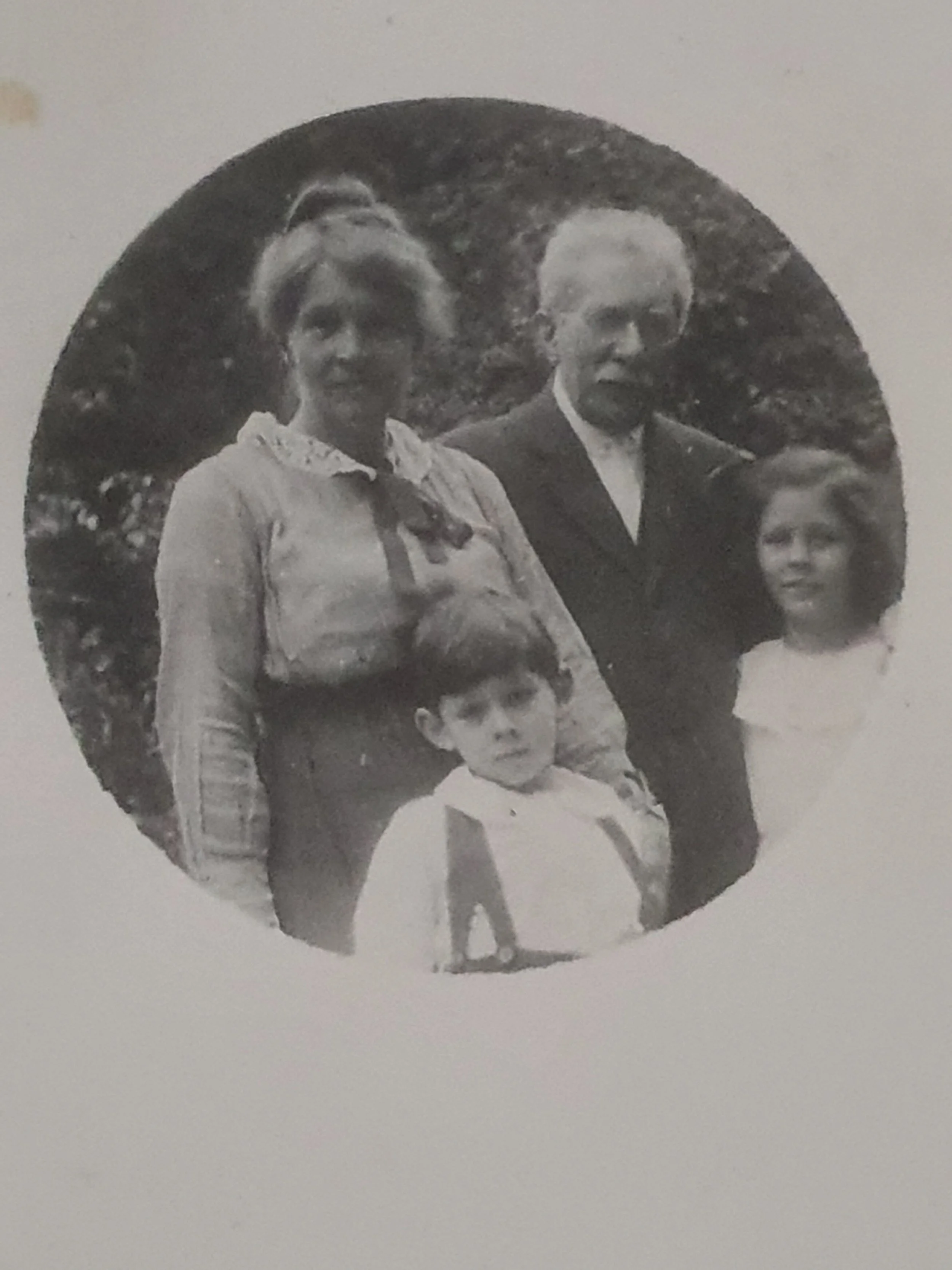 Wilhelmine, Luigi Chiaffarelli e seus dois netos, Bida e Zitú (1919)