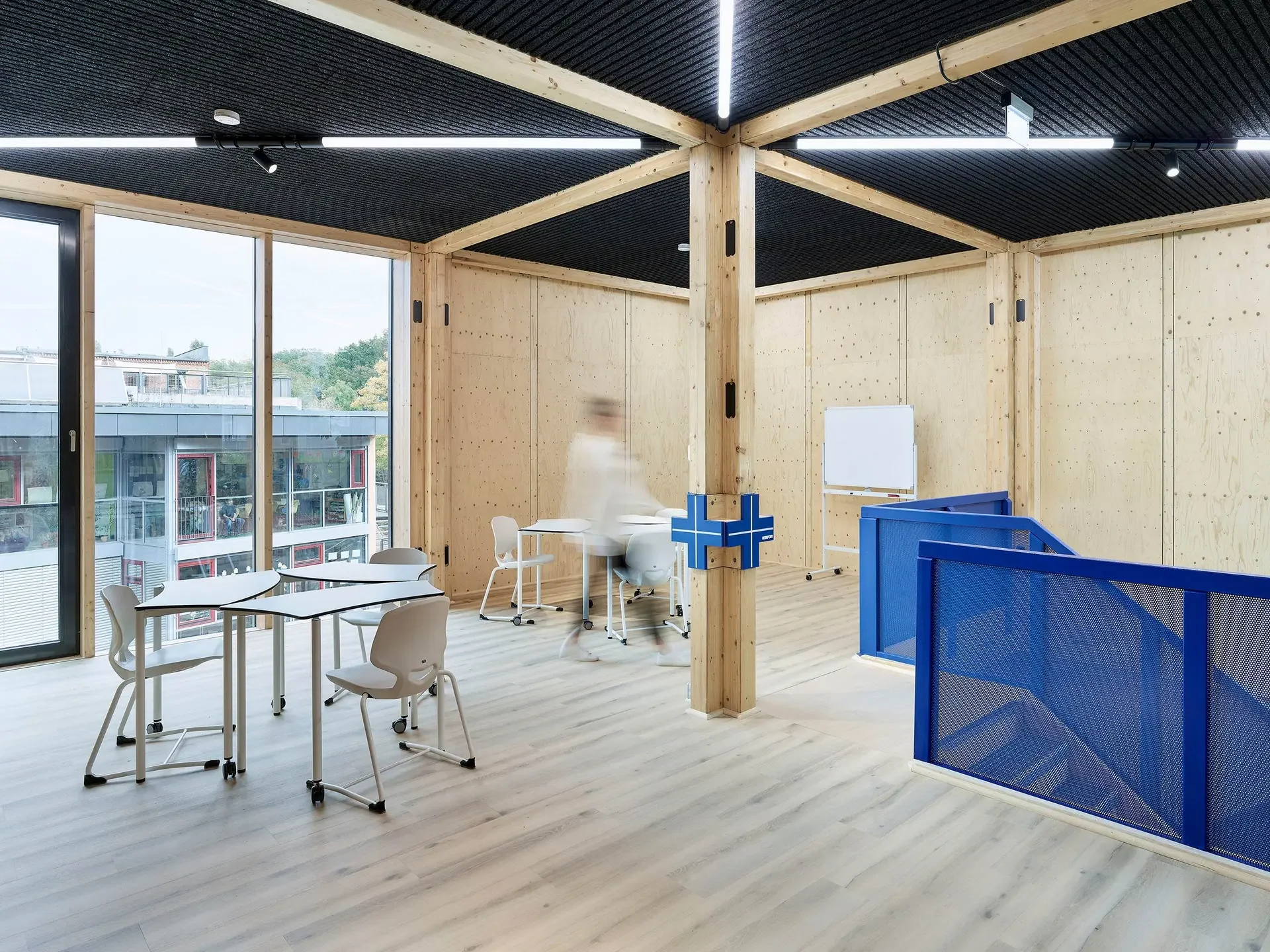 BetaPort System in der International School Leipzig Innenraumansicht mit Holzbautägern des modularen Bausystems