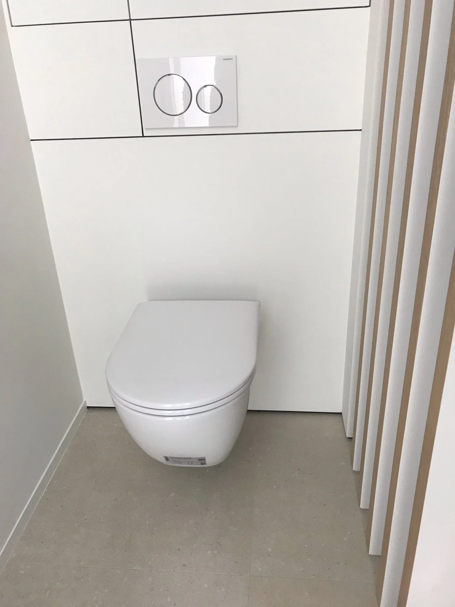 Nieuw modern wit toilet na renovatie gastentoilet netjes geplaatst en afgewerkt door loodgieter Steff Van Oost