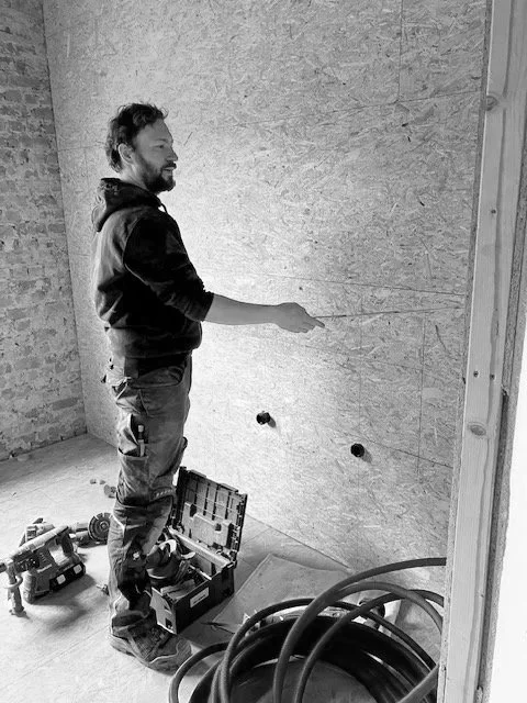 Loodgieter Steff Van Oost, zaakvoerder van SVO Projects. Vakman voor alle kleine herstellingen en totaalprojecten voor sanitair en verwarming bij renovatie of nieuwbouw