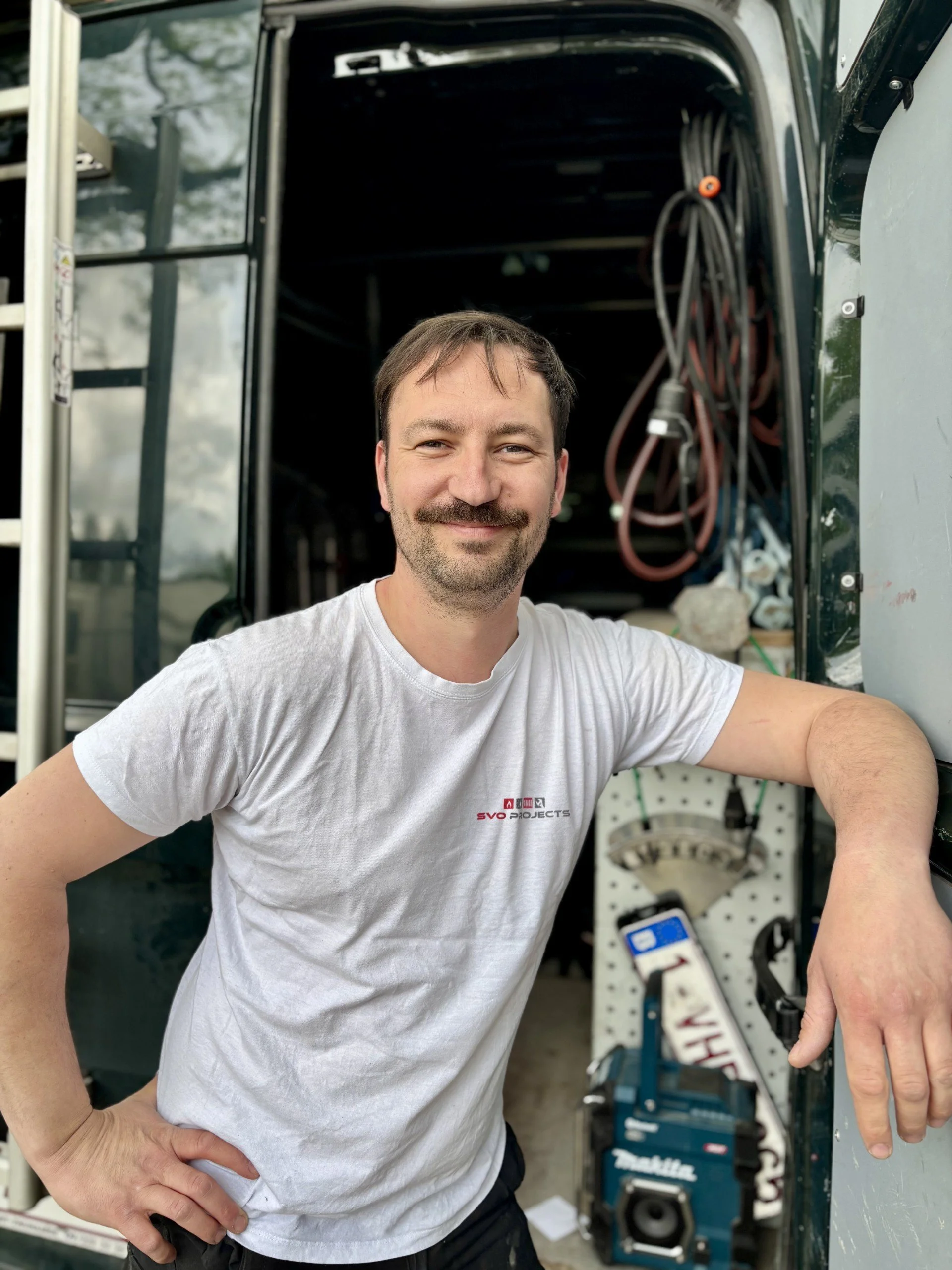 Loodgieter Steff Van Oost, zaakvoerder van SVO Projects. Vakman voor alle kleine herstellingen en totaalprojecten voor sanitair en verwarming bij renovatie of nieuwbouw