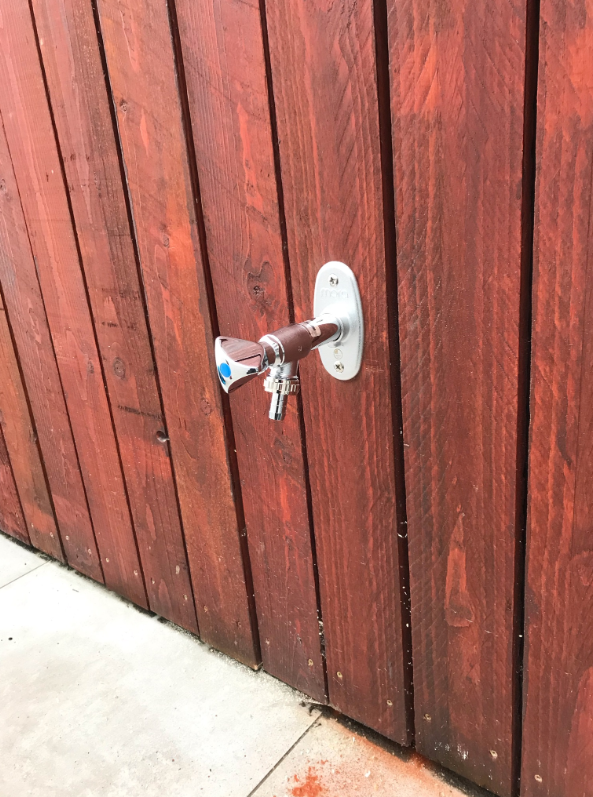 een Schell buitenkraan netjes bevestigd aan houten buitenmuur door loodgieter svo projecters