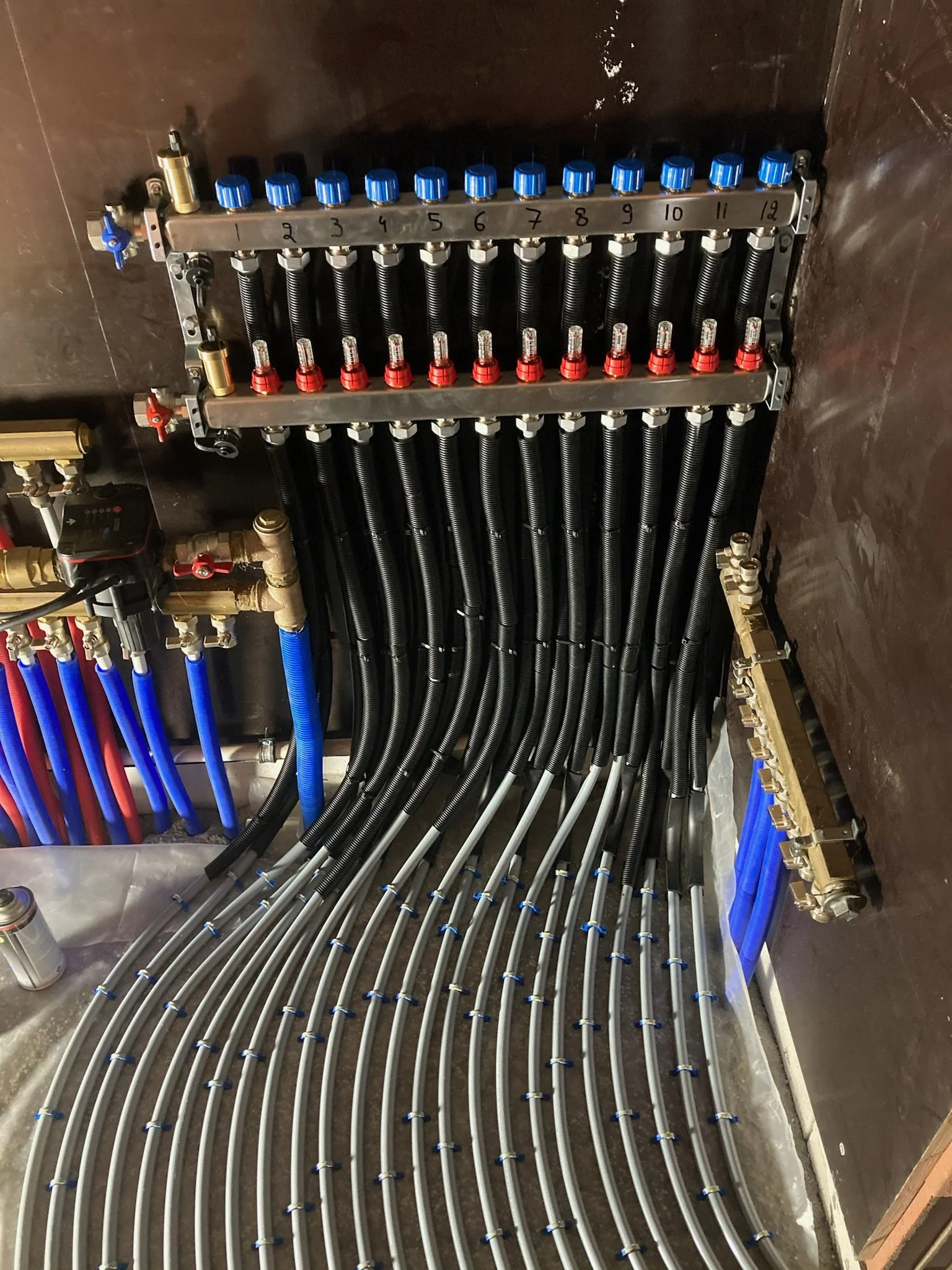 Installatie van centrale verwarming. Plaatsing vloerverwarming door SVO Projects in nieuwbouwproject Oost-Vlaanderen
