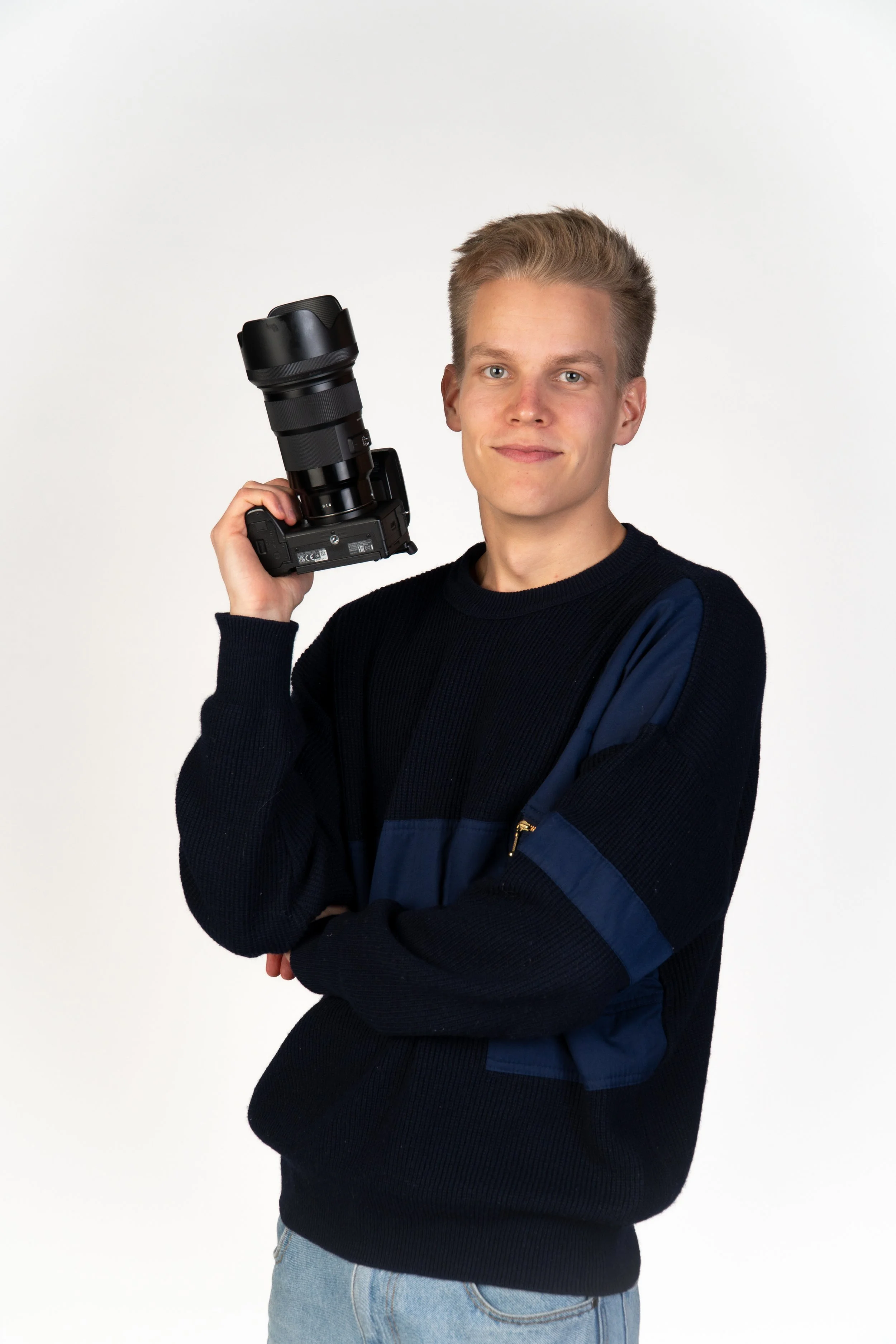 Valo- ja videokuvaaja Topi Saari muotokuvassa.