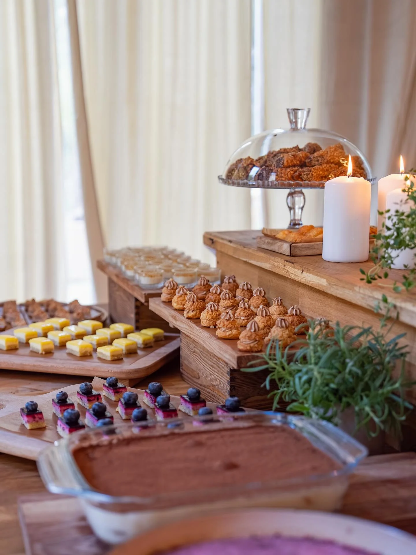 Hos oss v&auml;ntar en brunch fylld av smaker du l&auml;ngtat efter &ndash; nybakat br&ouml;d, fluffiga tofflor, fr&auml;scha sallader, varma r&auml;tter och sj&auml;lvklart n&aring;got s&ouml;tt att avsluta med. 

Boka din brunch redan nu!
L&ouml;rd