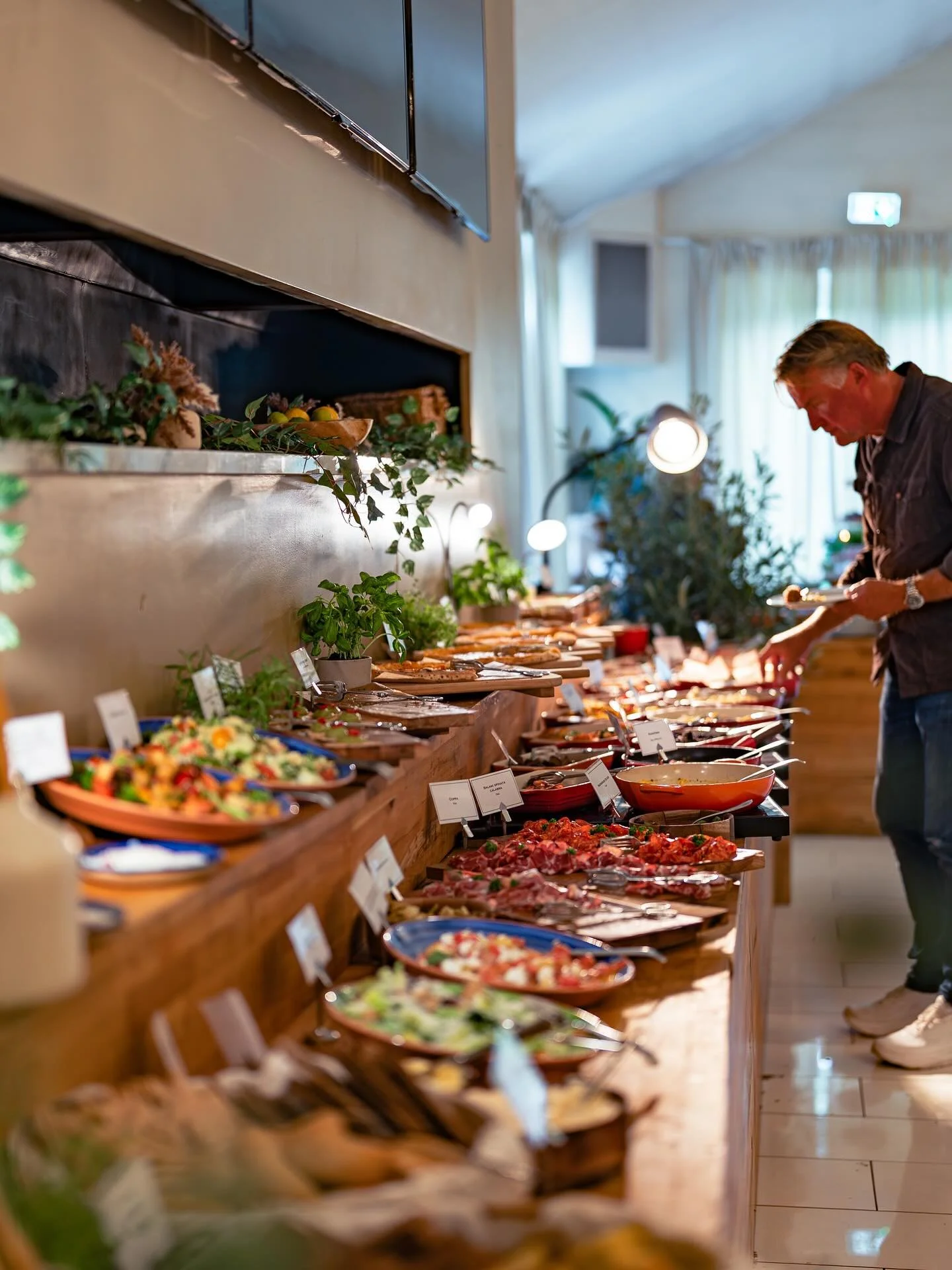 Ge pappa en present han kommer att njuta av &ndash; brunch! 🥞☕️

Fars dag n&auml;rmar sig, och vad passar b&auml;ttre &auml;n att fira med en riktigt god brunch? 
Oavsett om han &auml;lskar nygr&auml;ddade v&aring;fflor, &auml;gg benedict, en rej&au