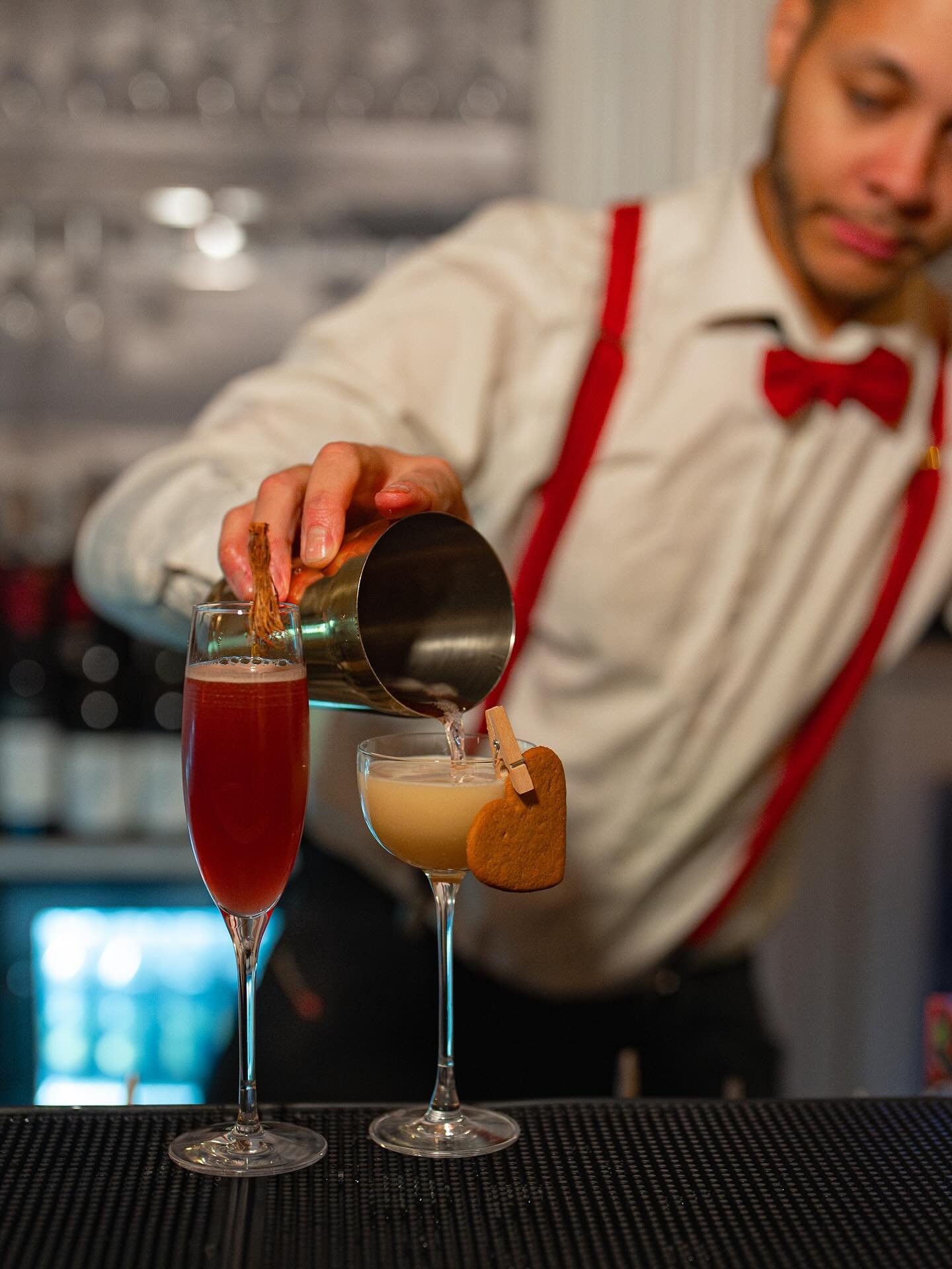 Snart &auml;r det dags att samlas kring &aring;rets mest st&auml;mningsfulla tradition. Hos oss v&auml;ntar ett v&auml;lkomnande av livemusik och klassiskt julbord p&aring; ett sinnesro Djurg&aring;rden &ndash; perfekt f&ouml;r b&aring;de kollegor, v