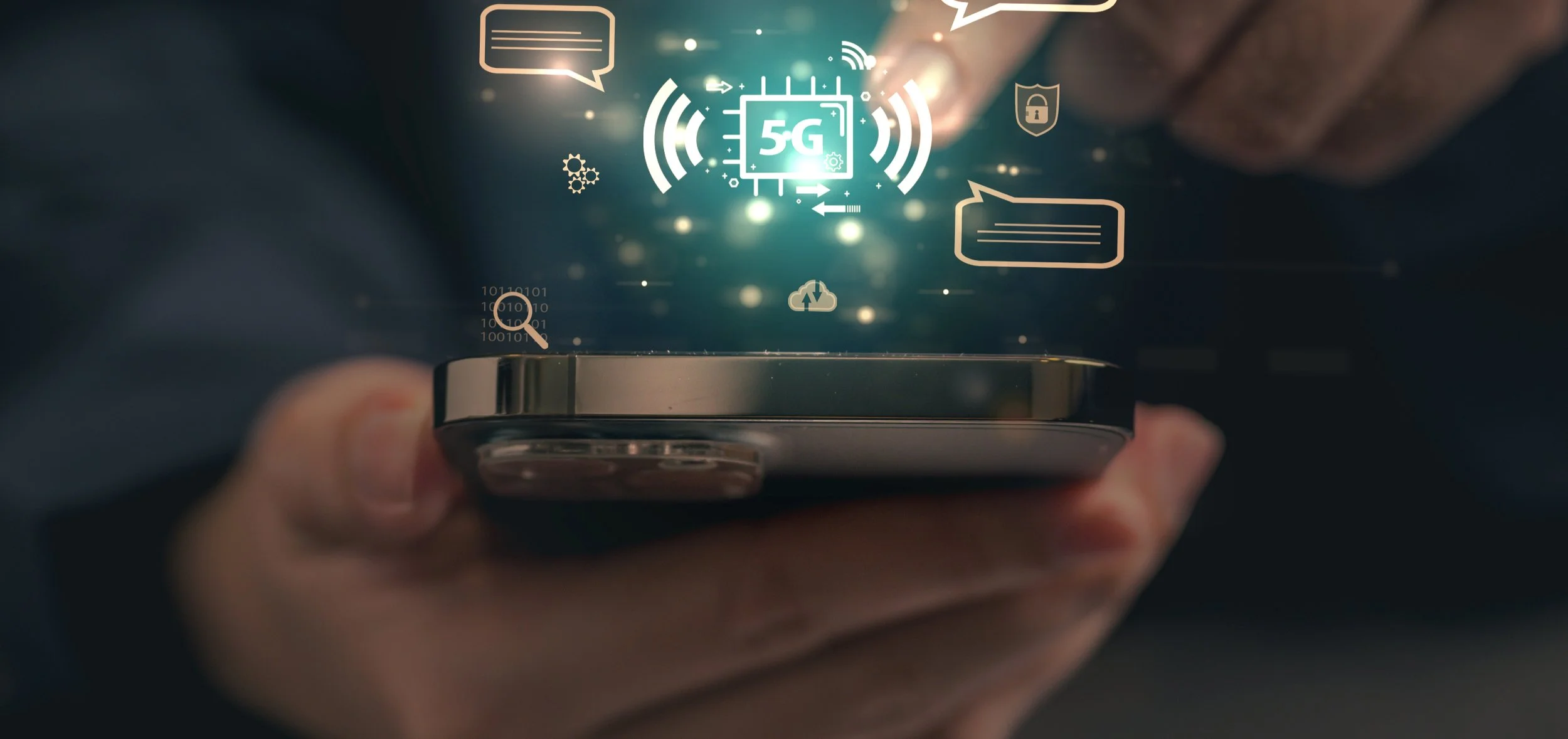 Une personne tient un téléphone portable avec une représentation numérique de symboles technologiques et la mention '5G' flottant au-dessus, illustrant la connectivité et la technologie mobile avancée.