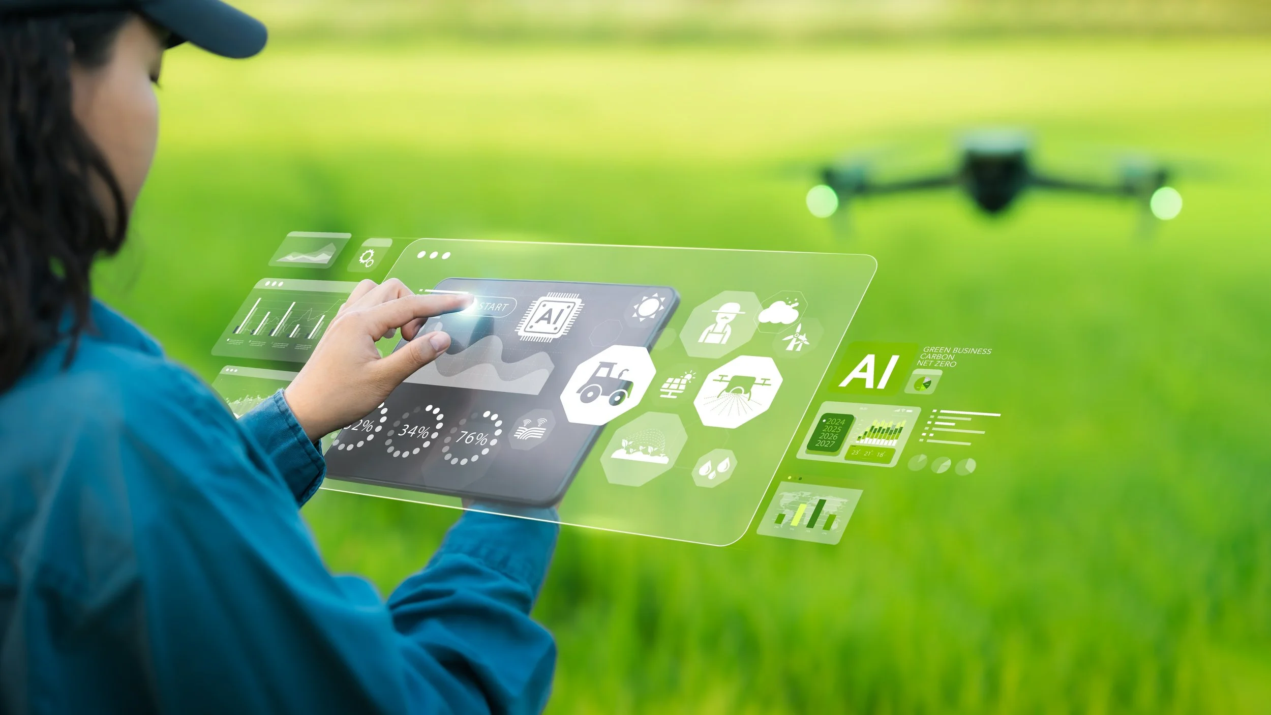 Une personne utilisant une tablette avec une interface futuriste sur un champ vert, affichant des graphiques, des icônes IA et des données environnementales, avec un drone en arrière-plan.