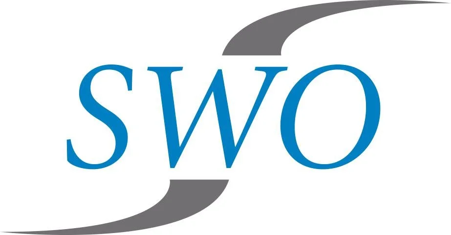 Logo mit blauen Buchstaben 'SWO' und grauen geschwungenen Linien