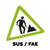 Warnschild mit einem Mann mit Schaufel und einem Berg, grün umrandet, mit der Aufschrift 'SUS / FAE'