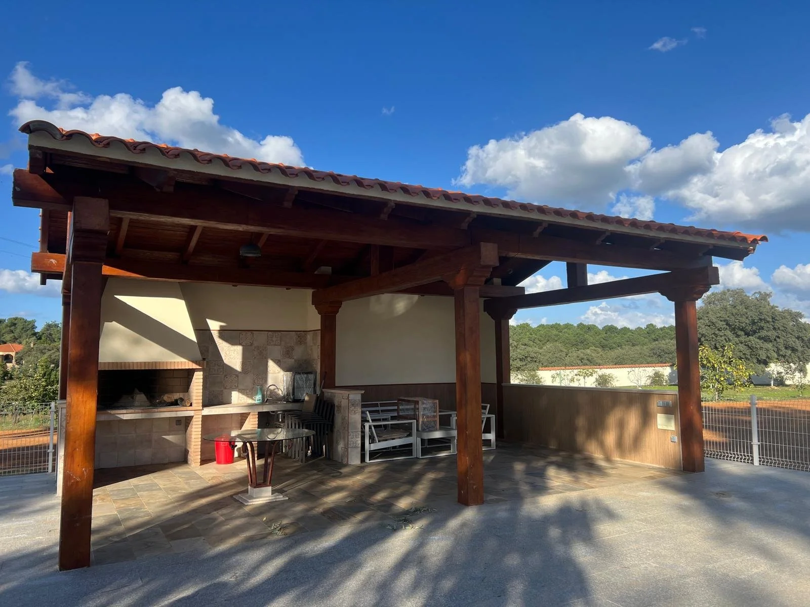 Pérgola en hormigón imitación madera de Prefabricados Hermanos Cuevas (Badajoz)