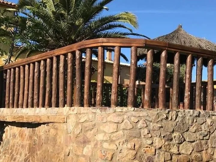 Balaustrada para jardín en hormigón imitación madera de Prefabricados Hermanos Cuevas (Badajoz)