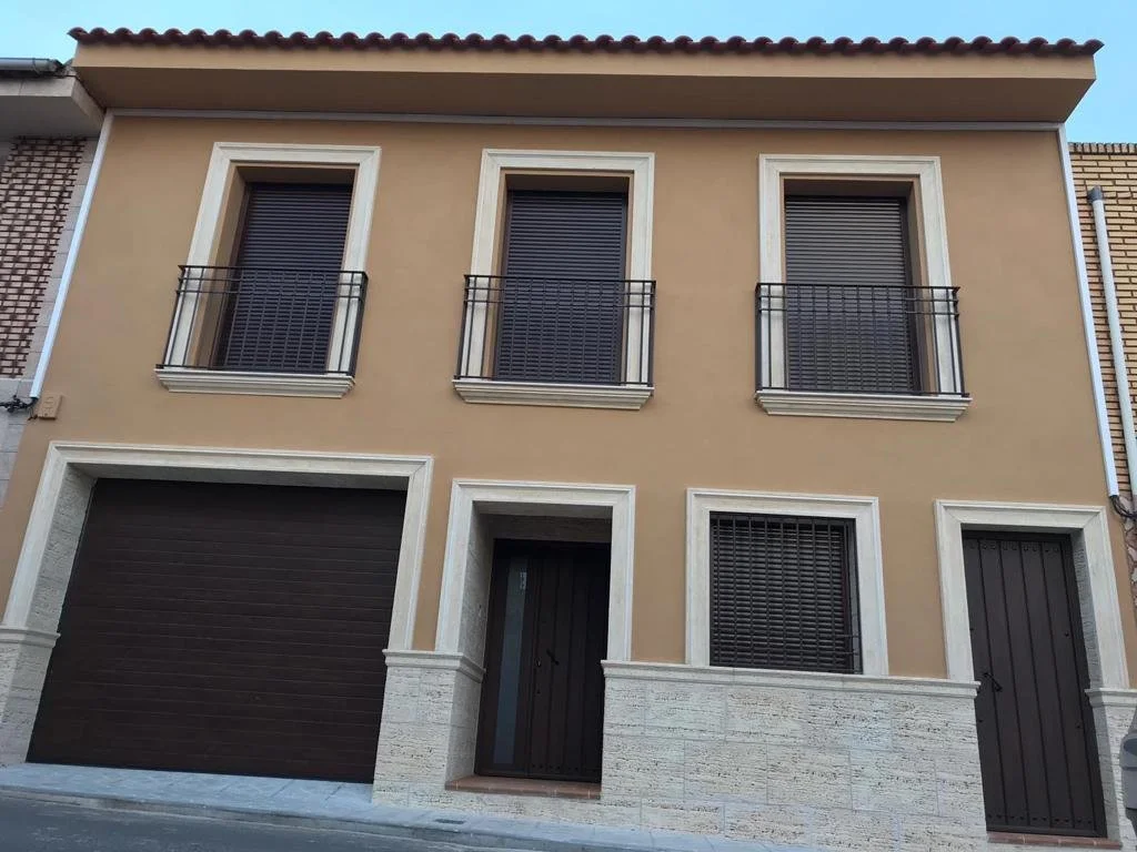 Diseño de fachada en escayola de Prefabricados Hermanos Cuevas (Badajoz)