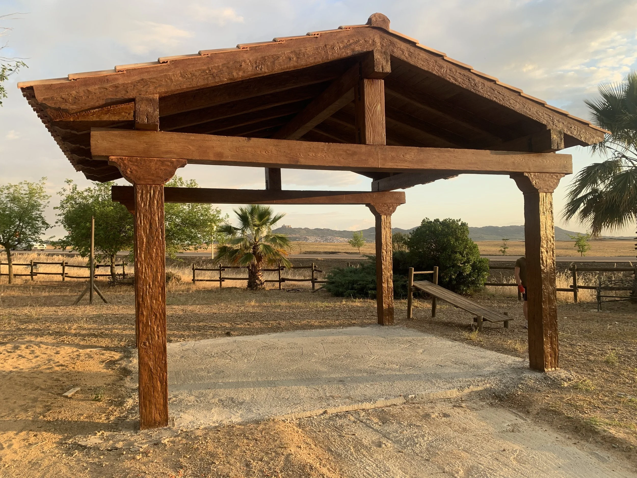 Pérgola para entorno rural en hormigón imitación madera de Prefabricados Hermanos Cuevas (Badajoz)