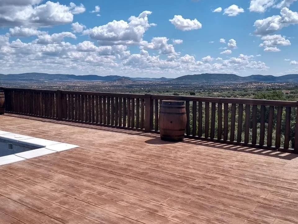 Balaustrada para jardín o piscinas en hormigón imitación madera de Prefabricados Hermanos Cuevas (Badajoz)