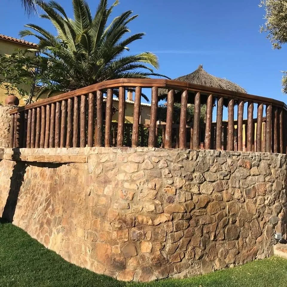 Balaustrada para jardín en hormigón imitación madera de Prefabricados Hermanos Cuevas (Badajoz)