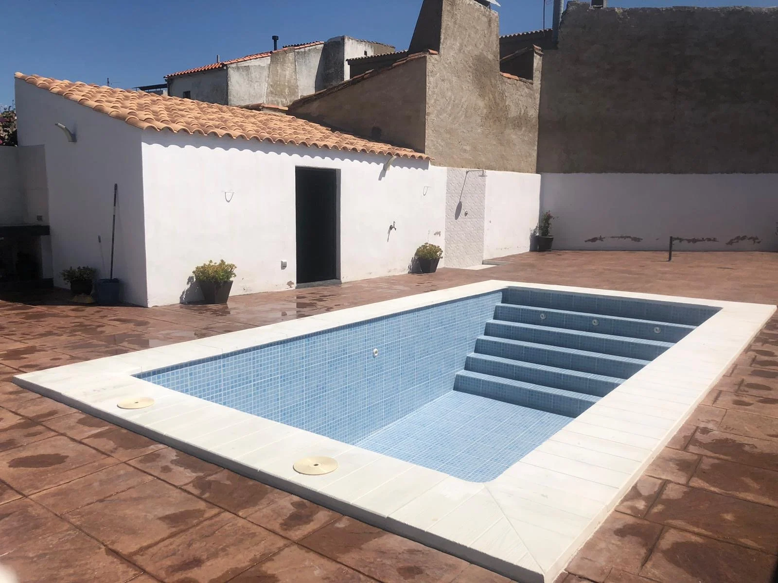 Diseño de piscina en hormigón blanco de Prefabricados Hermanos Cuevas (Badajoz)