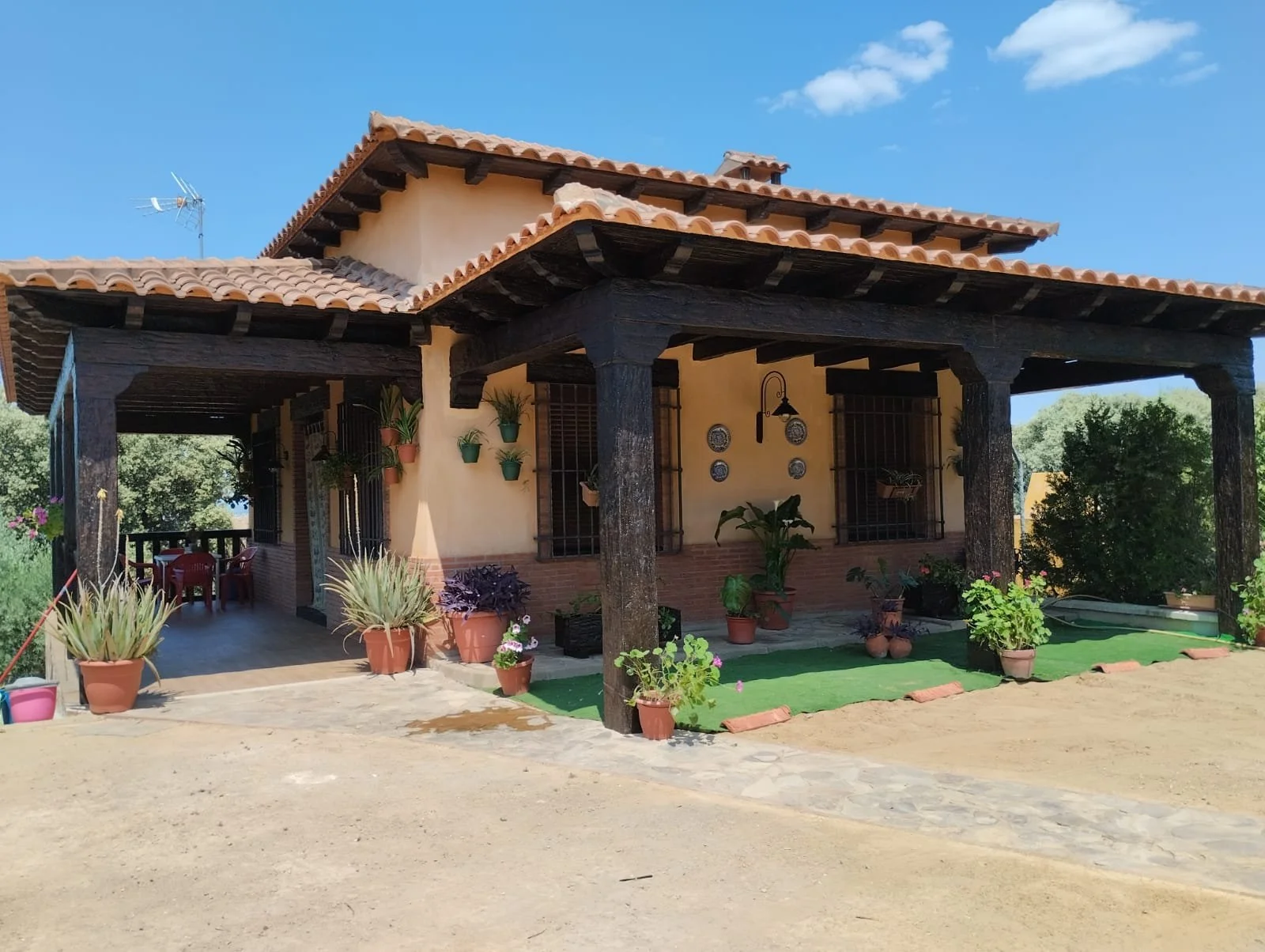 Fachada en hormigón imitación madera de Prefabricados Hermanos Cuevas (Badajoz)