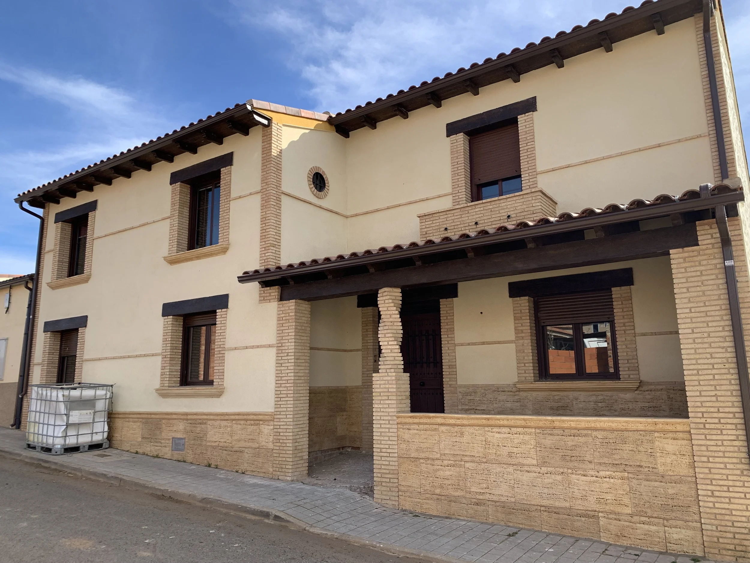 Decoraciones de fachada en hormigón imitación madera de Prefabricados Hermanos Cuevas (Badajoz)