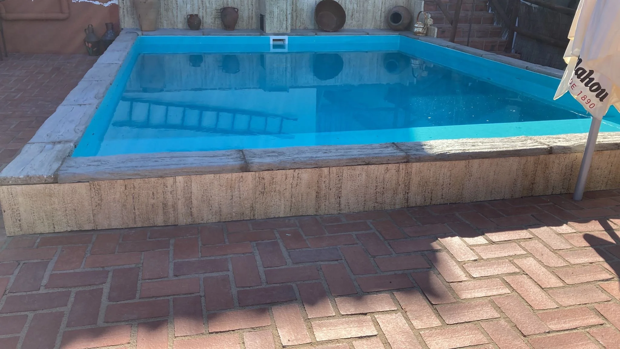 Diseño de piscina en piedra artificial de Prefabricados Hermanos Cuevas (Badajoz)